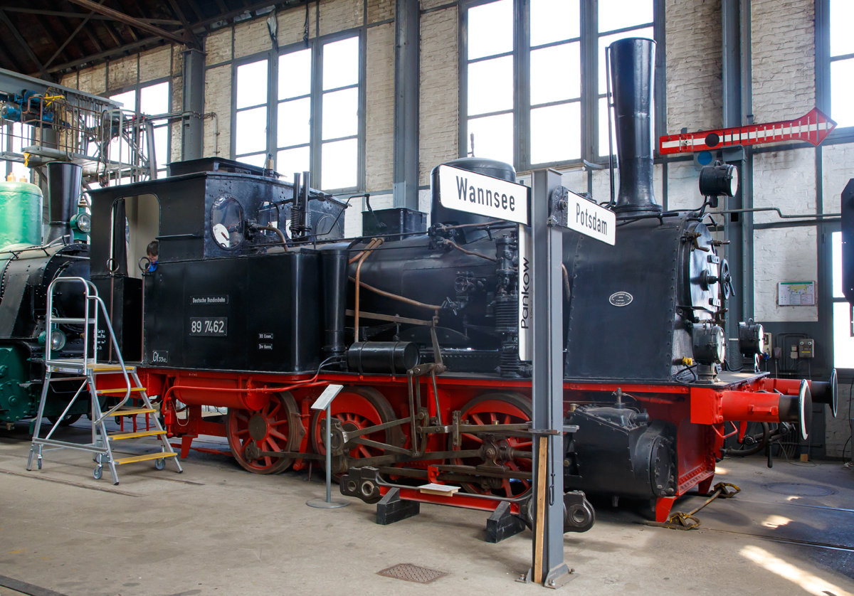 Die 89 7462 (ex preußische T 3 „Hannover 1854“ bzw. „Hannover 6193“) am 09.04.2016 im DB Museum Koblenz. 
Die Lokomotive 89 7462 wurde von der Eisengießerei und Maschinenfabrik Christian Hagans in Erfurt 1904 unter der Fabriknummer 499 gebaut und als T3 „Hannover 1854“ von der preußischen Staatsbahn im Jahre 1904 in Dienst gestellt.

Die Lokomotiven der Gattung T 3 der Preußischen Staatseisenbahnen waren laufachslose, dreifach gekuppelte Tenderlokomotiven. Es waren zusammen mit den zweiachsigen T 2 die ersten Dampflokomotiven, die nach den Normalien gebaut wurden. Die ersten Exemplare lieferte Henschel im Jahr 1882. Die preußische Baureihe T 3 wurden im Nebenbahndienst sowie im Rangierdienst verwendet. Sie wurden ab 1882 gebaut und waren 

Viele dieser Loks wurden bereits in den zwanziger und dreißiger Jahren ausgemustert. Einige hielten sich jedoch bis Anfang der sechziger Jahre bei beiden deutschen Bahnverwaltungen. Die Lokomotive 89 7462 wurde 1960 ausgemustert und anschließend als Spielgerät im Kölner Zoo aufgestellt.

Im Herbst 1999 wurde die Lok an das DB Museum zurückgegeben und anschließend nach Koblenz überführt. Hier wurde die Lok wieder von der BSW-Gruppe äußerlich aufgearbeitet. Das Restaurierungsziel war die Wiederherstellung des letzten Betriebszustands. Die Lok wurde zu ihrem 100. Geburtstag im Jahr 2004 restauriert der Öffentlichkeit vorgestellt.

Die T 3 hatten ein Nassdampf-Triebwerk mit zwei Zylindern, die auf die mittlere Kuppelachse wirkten. Die Flachschieber wurden von einer außenliegenden Allan-Steuerung bewegt. Der Wasservorrat war in einem Rahmenwasserkasten unter dem Kessel untergebracht; die Kohlenkästen befanden sich links und rechts der Feuerbüchse vor dem Führerhaus.


TECHNISCHE DATEN der Baureihe: 
Spurweite: 1.435 mm
Achsfolge/Bauart: C n2t
Gattung: Gt 33.12
Treibraddurchmesser: 1.100 mm
Eigengewicht: 35,9 t
Länge über Puffer:  8.591 mm
Höchstgeschwindigkeit: 40 km/h
Leistung: 213 kW (290 PS)
Kesseldruck: 12 bar
Rostfläche: 1,36 qm
Verdampfungs-Heizfläche: 55,67 qm
Zylinderdurchmesser : 350 mm
Kolbenhub:  550 mm
Wasservorrat: 5 m³
Kohlevorrat: 2t
Kupplungsart: Schraubenkupplung

Quelle: DB Museum