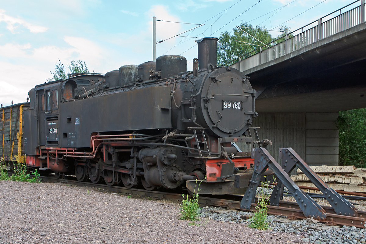 Die 99 780 , ex DB  099 744-5,  ex DR 099 744-5, ex DR  99 1780-8  der Wei�eritztalbahn, schon leider seit Jahren in Freital-Hainsberg abgestelt, hier am 26.08.2013. Diese Lok war jahrlang im Thumer Netz und auf anderen Strecken unterwegs, so z. B. Cranzahl-Oberwiesenthal oder auch im Wilsdruffer Netz. Seit Jahren steht sie abgestellt in Freital-Hainsberg und rostet vor sich hin. Die Deutsche Bahn hat sie wohl 1993 z-gestellt, aber nicht verschrottet.


Die Lok wurde 1953 unter der Fabriknummer 32019 bei VEB Lokomotivbau Karl Marx in Babelsberg (vormals O&K) gebaut.