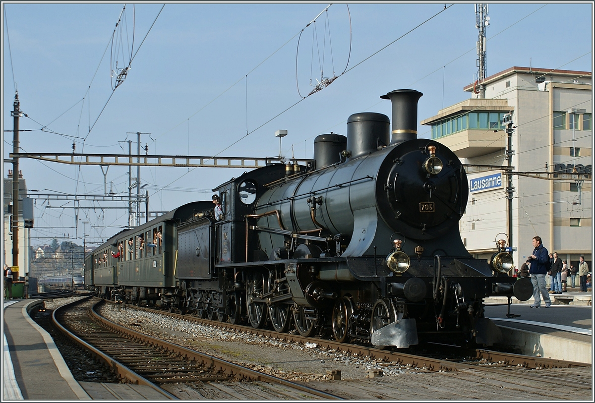 Die A 3/5 705 erreicht am 16. Nov. 2008 mit ihrem Extrazug von Genève ihr Ziel Lausanne.
