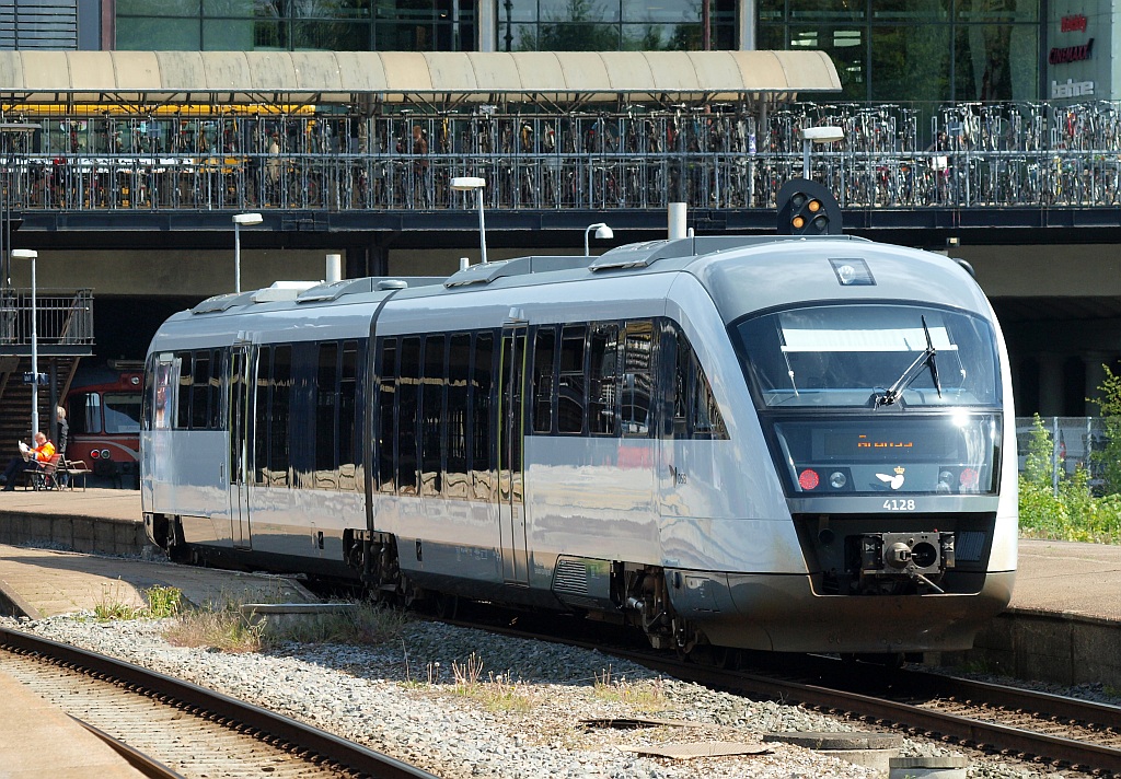 Die Ablösung der alten MR/MRD Triebwagen erfolgte ab 2010 bei der DSB durch die Baureihe MQ(Desiro I+II), hier der 41/4928(Desiro II), der gerade in Aarhus st. einfährt. 13.05.2011