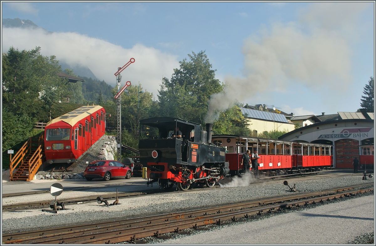Die Achenseebahn Zahnradbahnlok N� in einem interesssanten Umfeld in Jenbach. 
16. Sept. 2011