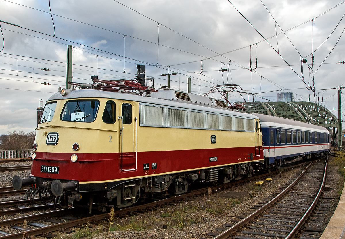 Die AKE E10 1309 (91 80 6113 309-9 D-TRAIN) der Train Rental International GmbH mit n-Wagen als National Express Verstärker des RE 1 „Nordrhein-Westfalen-Express“ Dortmund Hbf – Köln Hbf, erreicht am 22.12.2018 den Hauptbahnhof Köln.

Die Lok, eine sogenannte „Bügelfalten“ E10.12 mit Henschel-Schnellfahrdrehgestellen für dem TEE Rheingold bzw. TEE Rheinpfeil, wurde 1963 von Krauss-Maffei in München-Allach unter der Fabriknummer 19014 gebaut (der elektrische Teil ist von Siemens) und an die Deutschen Bundesbahn als E10 1309 geliefert. Mit der Einführung des EDV-gerechte Nummernsystems erfolgte zum 01.01.1968 die Umzeichnung in DB 112 309-0. Nach der deutschen Wiedervereinigung und dem darauffolgenden Vereinigung der beiden deutschen Staatsbahnen (DB und DR) wurde sie zum 01.01.1991 in DB 113 309-9 umgezeichnet und fuhr so bis zur Ausmusterung und Verkauf im Jahr 2014.


TECHNISCHE DATEN:
Spurweite: 1.435 mm
Achsformel: Bo’Bo’
Länge über Puffer: 16.440 mm
Drehzapfenabstand:  7.900 mm
Achsabstand im Drehgestell: 	3.400 mm
Dienstgewicht: 85,0 t
Höchstgeschwindigkeit: 160 (zeitweise 120 km/h)
Stundenleistung: 3.700 kW (kurzzeitig bis 6.000 kW)
Dauerleistung: 3.620 kW
Anfahrzugkraft: 275 kN
Treibraddurchmesser: 1.250 mm
Stromsystem: 	15 kV 16 ⅔ Hz ~
Anzahl der Fahrmotoren: 4
Antrieb: Gummiringfeder
Bremse: mehrlösige Knorr-Einheits-Druckluftbremse, Zusatzbremse, fremderregte elektrische Widerstandsbremse (max. Bremsleistung 2.000 kW, Dauerleistung 1.200 kW)

