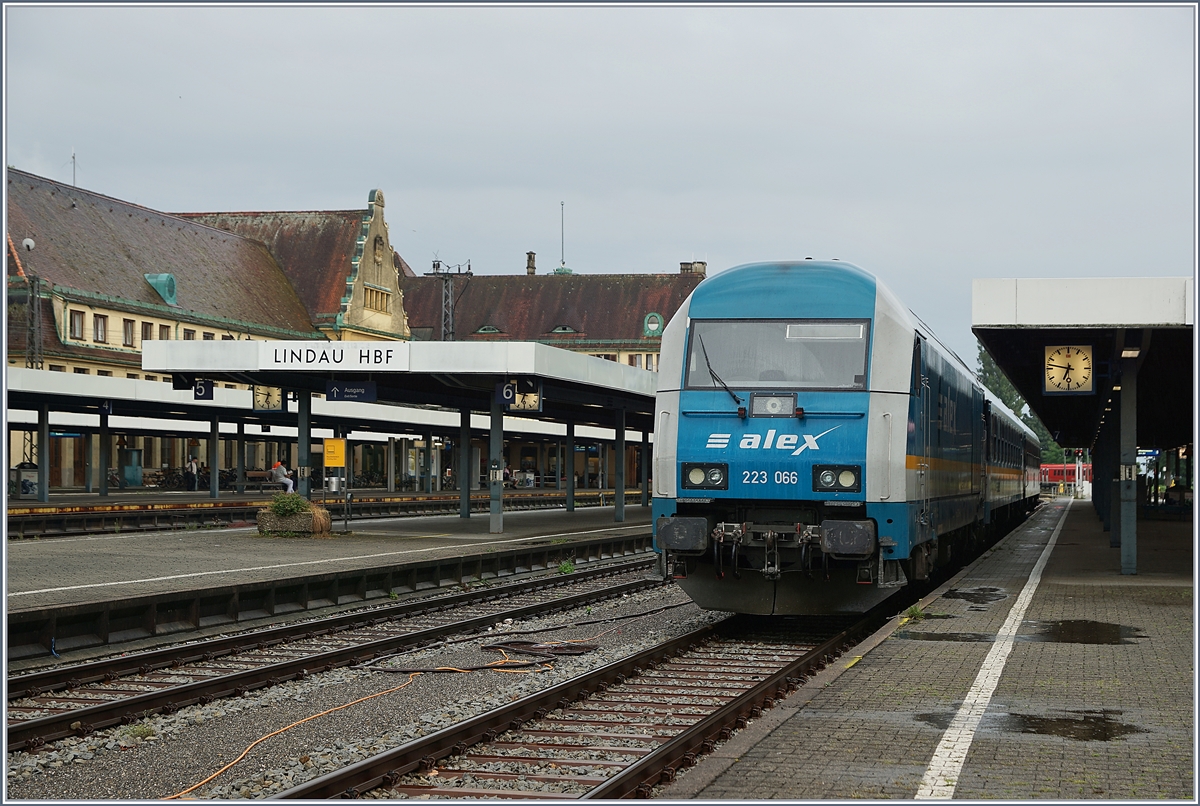 Die Alex 223 066 mit einem erschreckend kurzen Zug nach M�nchen wartet in Lindau auf die Abfahrt. 10. Juli 2017