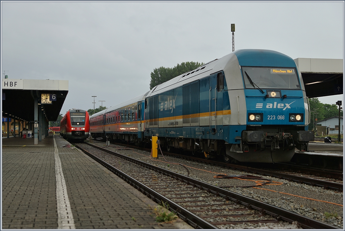 Die Alex 223 066 mit einem erschreckend kurzen Zug nach M�nchen wartet in Lindau auf die Abfahrt. 
10. Juli 2017