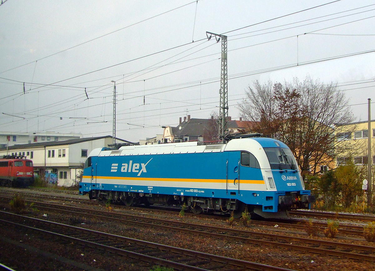 
Die  Alex  bzw. ARRIVA 183 003-3 (91 80 6183 003-3 D-VBG, heute 91 80 6183 003-3 D-DLB) abgestellt am 21.11.2009 beim Bahnhof Regensburg, aufgenommen aus einem Zug heraus. 

Die Siemens ES 64 U4 wurde 2007 von Siemens in München unter der Fabriknummer 21134 gebaut. Eigentümer ist die HANNOVER LEASING GmbH & Co. KG in Pullach. 