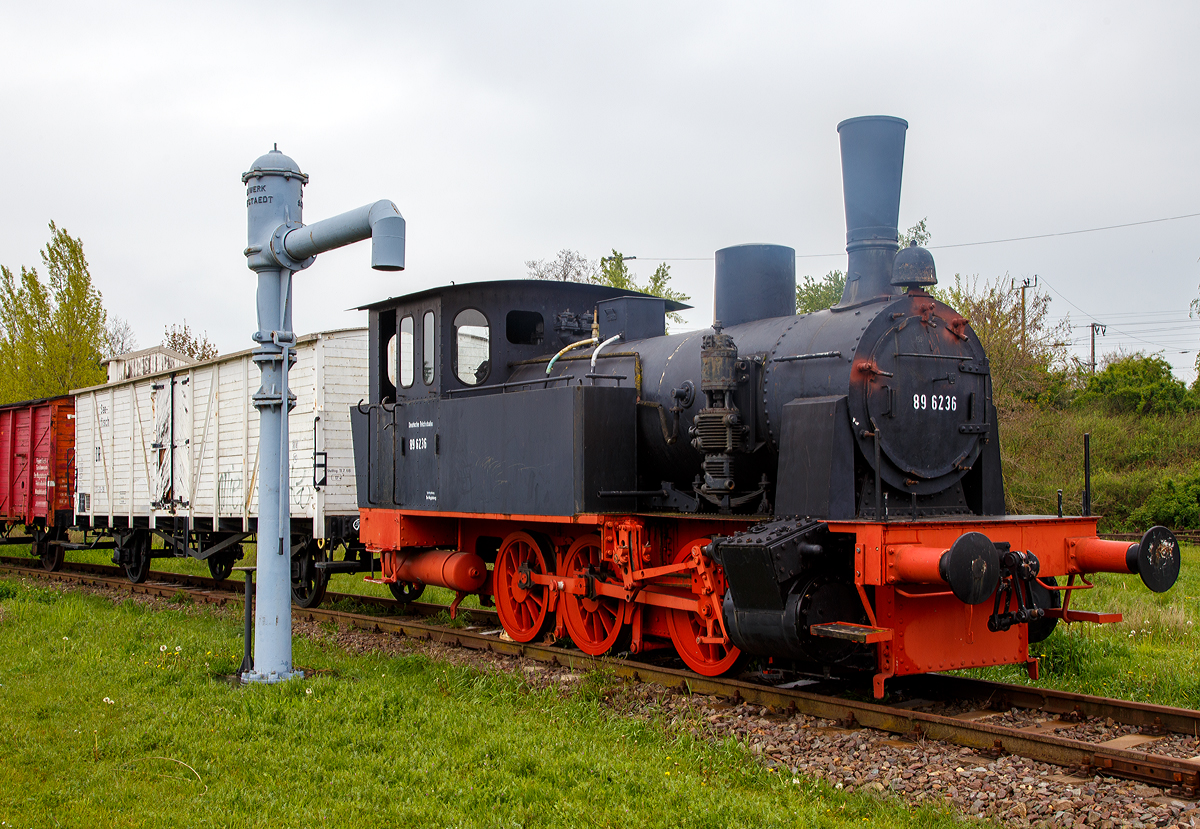 
Die alias 89 6236 eine preußische T 3 der Magdeburger Eisenbahnfreunde, ex Leuna-Werken Werkslok Nr. 23, am 06.05.2017 beim Wissenschaftshafen Magdeburg.

Die Tenderdampflokomotive (wie eine preußische T 3) wurde 1920 von Henschel & Sohn in Kassel unter der Fabriknummer 17654 für die Leunawerke gebaut. Die Leunawerke gehörten zur BASF (Badische Anilin- und Sodafabrik),  ab 1925 I.G. Farben AG.

Ihrer normalerweise fälligen Verschrottung entging die Leuna 23 nur dadurch, dass Sie durch Jugendbrigaden der Leuna-Werke 1970/1971 als politisches Denkmal aufgearbeitet wurde. In der Zeit von 1971 bis 1994 stand sie zusammen mit 2 Güterwagen als „Panzerzug“ zur Erinnerung an den Arbeiteraufstand von 1921 und war in Halle-Neustadt aufgestellt.

Nach dem Abbau wurde die Lok nach Magdeburg gebracht und konnte im Rahmen einer AB-Maßnahme zusammen mit der GISE äußerlich aufgearbeitet werden. Die DR-Nummer „89 6236“ hat die Lok nie getragen – diese Nummer soll nur an die Lokomotiven erinnern, welche von der DR u.a. an die VEB Binnenhäfen „Mittelelbe“ Magdeburg vergeben wurden und dort ihre letzten Einsätze als Werkbahnloks hatten. Die Original – 89 6236 war eine ehemalige Lok der Aschersleben-Schneidlingen-Nienhagener Eisenbahn und gelangte über Einsätze bei der Deutschen Reichsbahn zur Hafenbahn in Magdeburg und war hier Werkslok Nr. 2.
