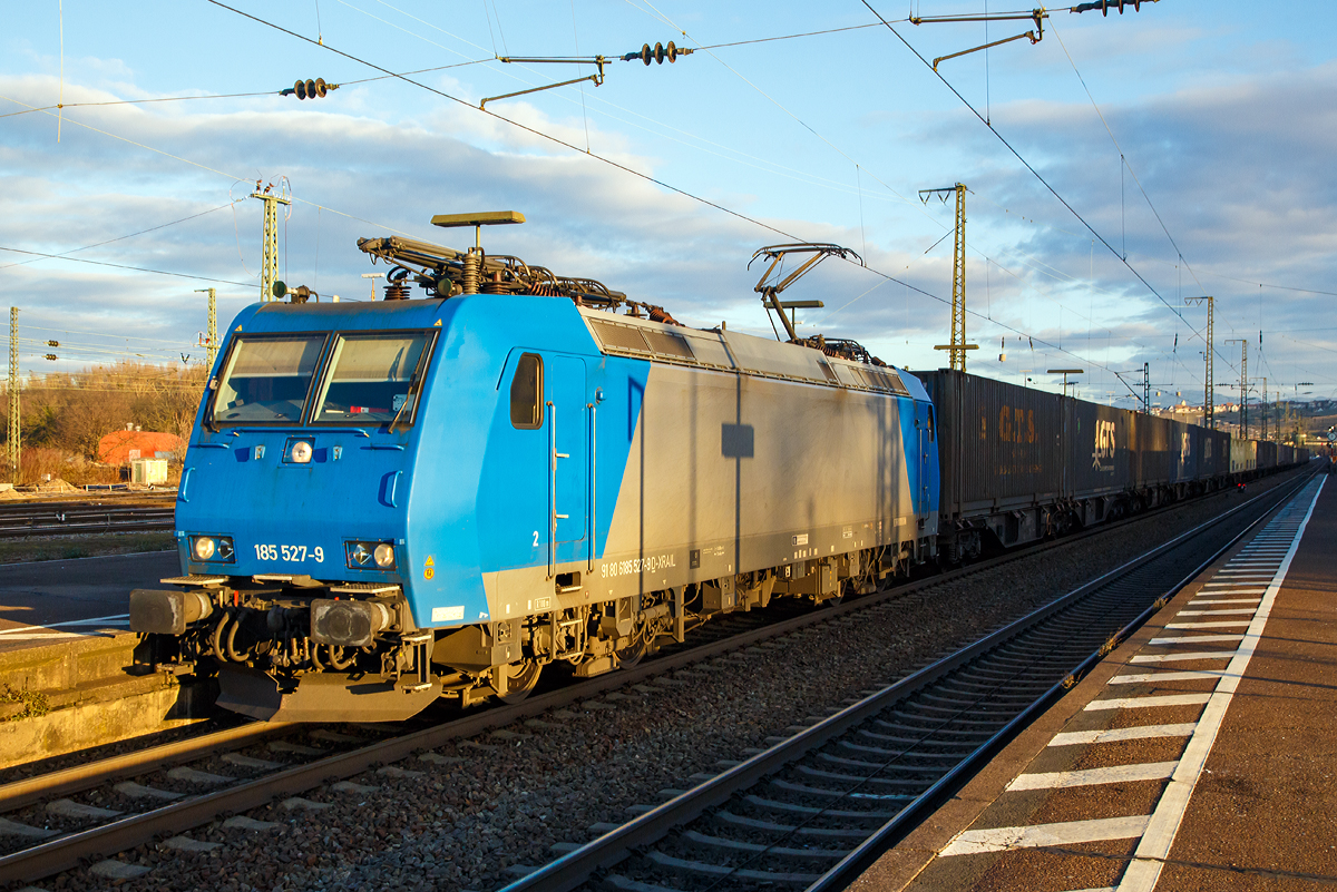 
Die an die Crossrail AG vermietete TRAXX F140 AC1, die 185 527-9 (91 80 6185 527-9 D-XRAIL) fährt am 29.12.2017 mit einem Containerzug durch den Bahnhof Weil am Rhein in Richtung Schweiz. 

Zeitweise trug die TRAXX die NVR-Nummern 91 80 6185 527-9 CH-XRAIL bzw. CH-BLSC