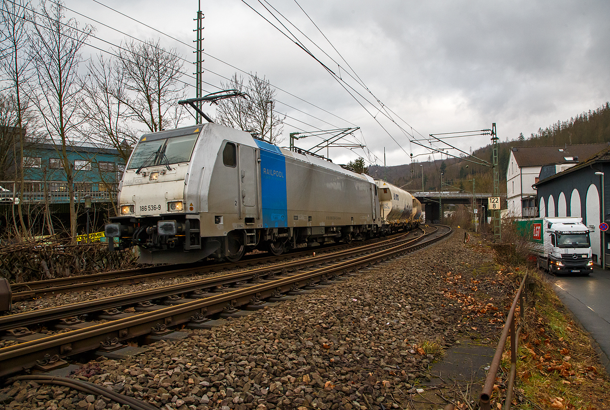 Die an die Crossrail Benelux N.V. vermietete 186 536-9 (91 80 6186 536-9 D-Rpool) der Railpool GmbH (München) fährt am 18.01.2022, mit dem „Zuckerzug“  (VTG Trichtermittenentladewagen der Gattung Uagnpps), durch Betzdorf/Sieg in Richtung Köln.

Die Bombardier TRAXX F140 MS(2E) wurde 2017 von Bombardier in Kassel unter der Fabriknummer 35351 gebaut und an die Railpool ausgeliefert. Die Multisystemlokomotive hat die Zulassungen bzw. besitzt die Länderpakete für Deutschland, Österreich, Polen, Tschechien, Slowakei und Ungarn (D/A/PL/CZ/SK/H).
