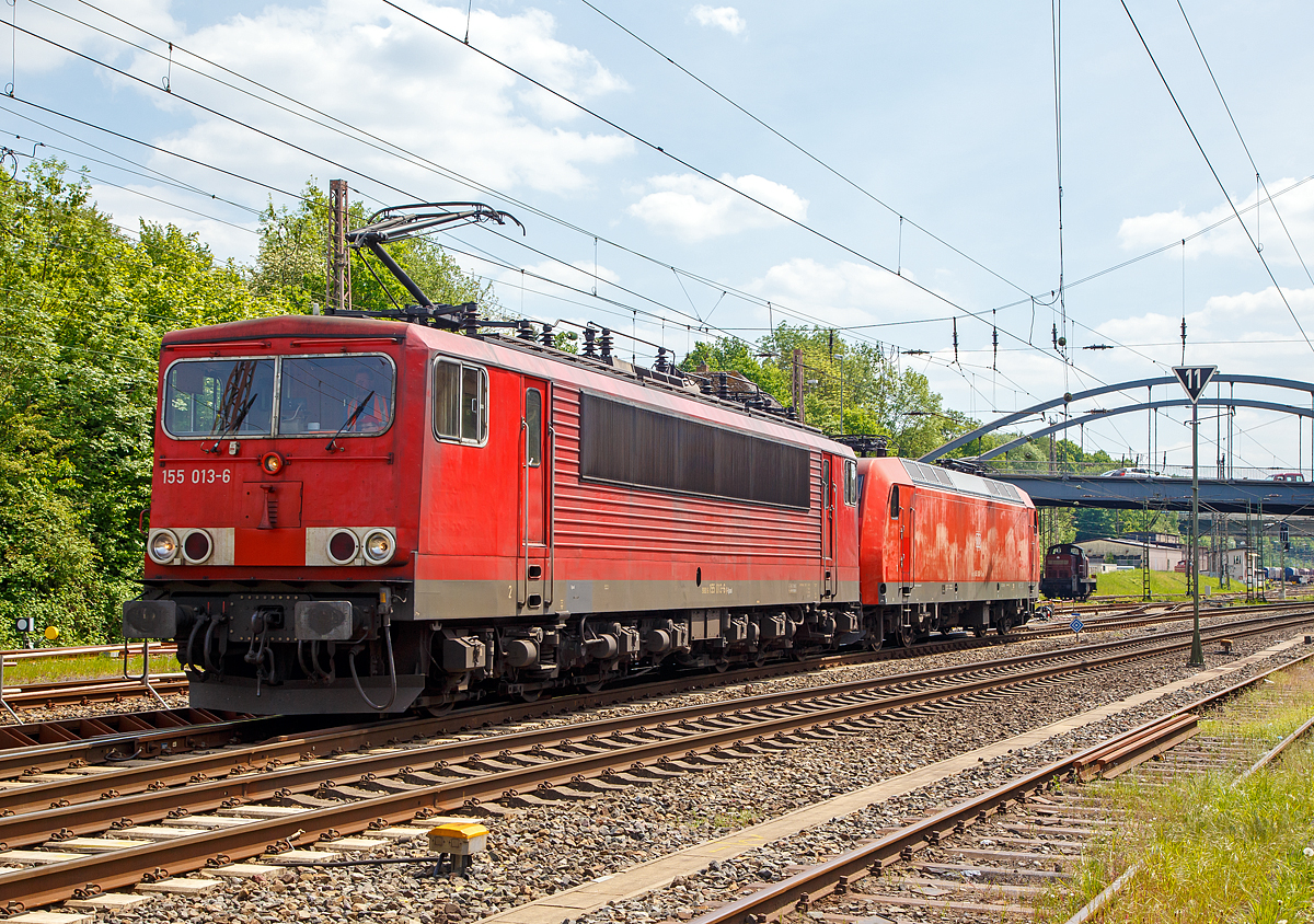 
Die an die DB Cargo AG vermietete Railpool 155 013-6 (91 80 6155 013-6 D-Rpool) und die DB Cargo 145 068-3 (91 80 6145 068-3 D-DB) fahren am 12.05.2018 in Kreuztal vom Gbf in den Abstellbereich. 

Die 155 013-6 wurde 1977 bei LEW (VEB Lokomotivbau Elektrotechnische Werke Hans Beimler) in Hennigsdorf unter der Fabriknummer 14773  gebaut und als 250 013-0 an die DR (Deutsche Reichsbahn) geliefert. 1992 wurde sie umgezeichnet in DR 155 013-6 und 1994 in DB 155 013-6. Zum 01.01.2017 ging sie, wie 99 weitere 155er, wie auch 100 Loks der BR 151, an die Railpool GmbH in München.
