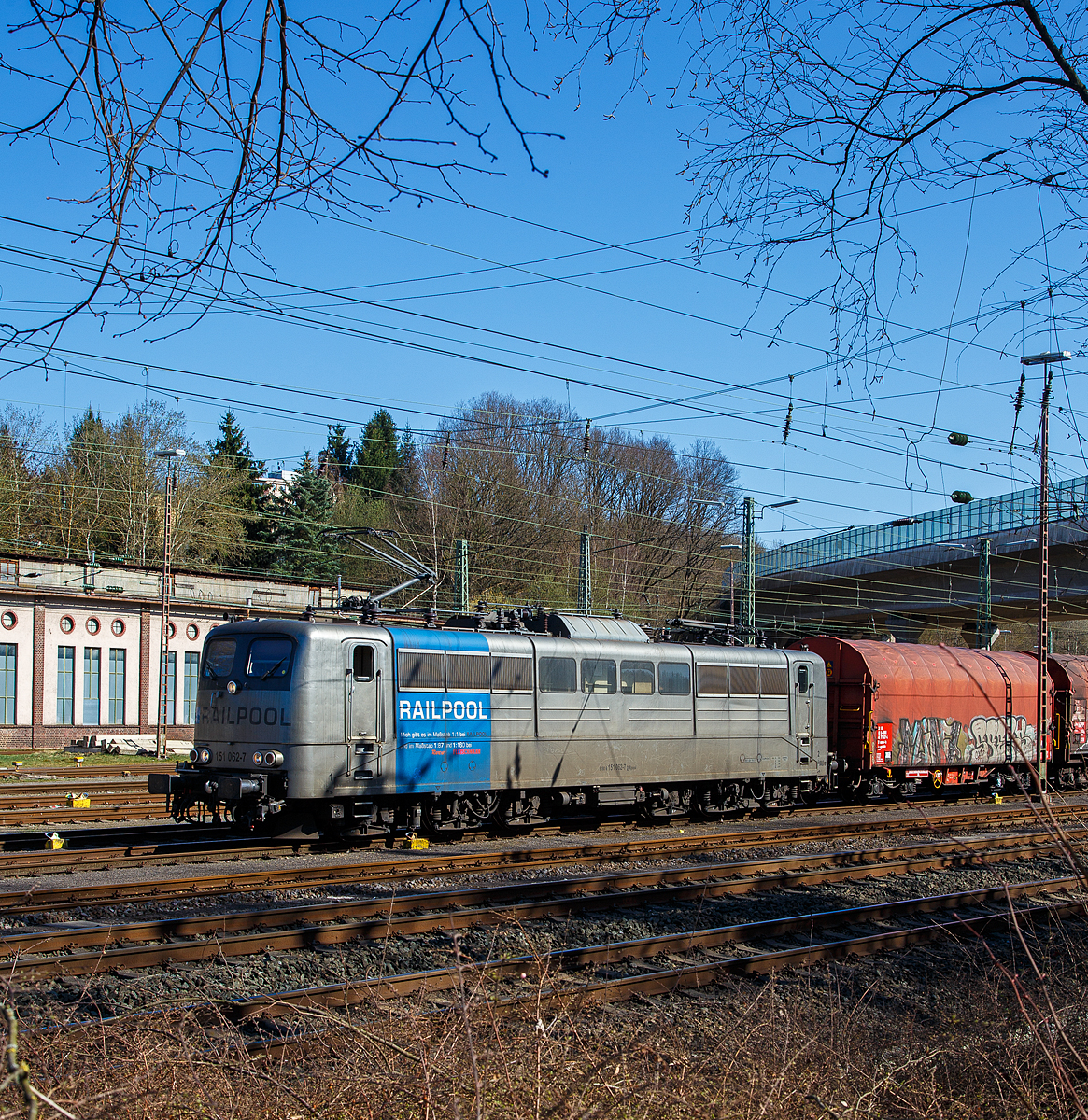 Die an die DB Cargo AG vermietete Railpool 151 062-7 (91 80 6151 062-7 D-Rpool) steht am 31.03.2021, mit einem kurzen Coilzug, im Rbf Kreuztal zur Abfahrt bereit.

Die Lok wurde 1974 von Henschel & Sohn in Kassel unter der Fabriknummer 31805 gebaut und an die Deutsche Bundesbahn geliefert. Bis 31.12.2016 geh�rte sie zur DB Cargo AG. Zum 01.01.2017 wurden je 100 sechsachsige elektrische Altbau-Lokomotiven der Baureihen 151 und 155 an ein Konsortium aus dem Lokvermieter Railpool verkauft. Die DB Cargo mietet daraufhin 100 Loks von Railpool wieder an. Die anderen Maschinen werden dem freien Markt angeboten.

Wie auch die Werbung auf  ihr zeigt: Die Lok gibt es im Ma�stab 1:1 bei RAILPOOL und im Ma�stab 1:87 bei Roco und im Ma�stab 1:160 bei Fleischmann. Wobei mir pers�nlich gef�llt sie in der Farbgebung nicht gerade. 
