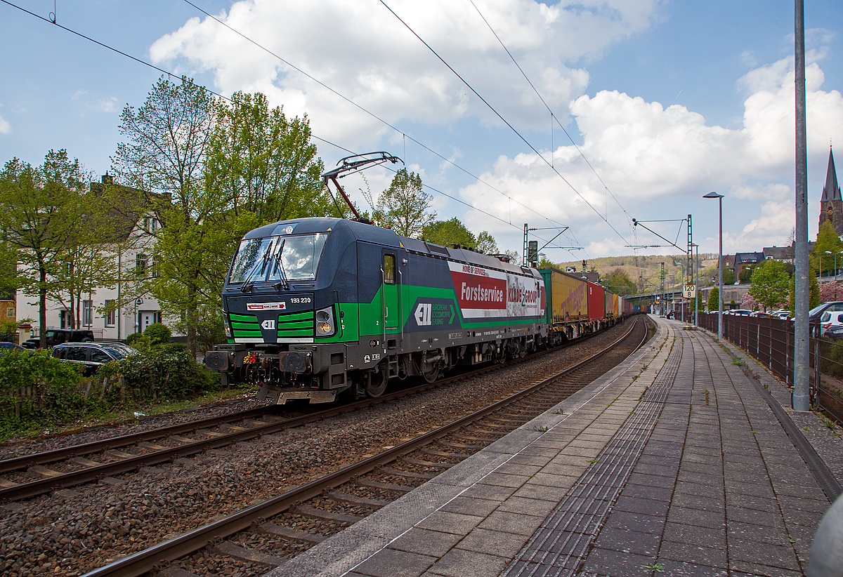 Die an die FRACHTbahn Traktion GmbH (Wien) vermietete Siemens Vectron AC 193 230 „Josef“ (91 80 6193 230-0 D-ELOC) der European Locomotive Leasing, mit Werbung für die „Forstservice Klade Group“ fährt am 27.04.2022 mit einem KLV-Zug durch Kirchen (Sieg) in Richtung Köln. 

Die Siemens Vectron AC  wurde 2015 von Siemens Mobilitiy in München-Allach unter der Fabriknummer 21965 gebaut. Diese Vectron Lokomotive ist als AC– Lokomotive (Wechselstrom-Variante) mit 6.400 kW konzipiert und zugelassen für Deutschland, Österreich, Ungarn und Rumänien (D/A/H/RO).

Die Lok wird drei Jahre lang mit dem Branding „Forstservice Klade Group“ vor allem zwischen Deutschland und Rumänien auf der Schiene unterwegs sein. Die FRACHTbahn führt regelmäßig Holztransporte, für Österreichs führendes Unternehmen in Forstwesen und Industrieservice, die Klade Group durch.
