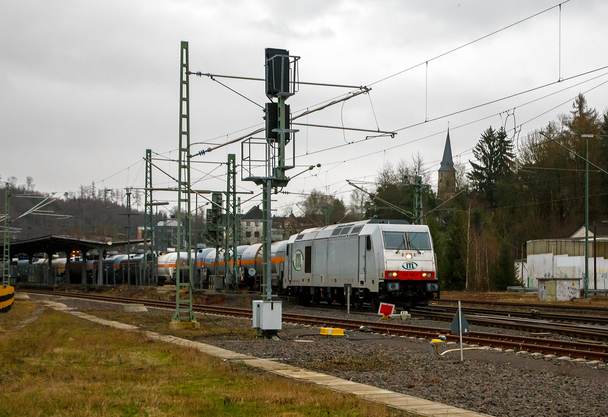 Die an die ITL Eisenbahngesellschaft mbH vermietete AKIEM 285 108-7 (92 80 1285 108-7 D-ITL) dieselt am 05.01.2022 mit einem Kesselwagenzug durch Betzdorf (Sieg) in Richtung Köln. Der Sound war ein Genuss für meine Ohren.  

Die TRAXX F140 DE wurde 2008 von der Bombardier Transportation GmbH in Kassel unter der Fabriknummer 34379 gebaut und CBRail geliefert. Ab 2013 Macquarie European Rail Ltd und 2020 hat AKIEM das Leasinggeschäft der Macquarie European Rail übernommen. Die Listen im Netz führen sie, weil AKIEM der Eigentümer ist, als 92 80 1285 108-7 D-AKIEM, aber angeschrieben ist nach meiner Sichtung „D- ITL“. Zugelassen ist diese Lok nur in Deutschland, dies liegt aber an der ausgeführten Variante (bzw. Zugsicherung).

Der Mieter ITL Eisenbahngesellschaft mbH wurde 1998 unter dem Namen „Import, Transport, Logistik“ (ITL) als Familienunternehmen gegründet. Im April 2008 kaufte die SNCF 75 Prozent der Gesellschaftsanteile. Seit 1. Dezember 2010 gehört die ITL vollständig zu SNCF Geodis, der Transport- und Logistiksparte der französischen Staatsbahn und ist in die deutsche Captrain-Gruppe integriert.

Die Lokomotiven TRAXX F140 DE sind die aus der Plattform Traxx 2e des Herstellers Bombardier hervorgegangene Mehrzweck-Dieselversion. Sie sind mit einem 2.200 kW (3.000 PS) starken MTU 16V 4000 R41L Dieselmotor und elektrischer Wechselstrom-Kraftübertragung ausgestattet, so dass sie eine Anfahrzugkraft von 270 kN und eine maximale Betriebsgeschwindigkeit von 140 km/h erreicht. Diese Lokomotiven sind beliebt bei Unternehmern, die elektrische Traxx-Flotten im Betrieb haben, aber für Strecken mit langen, nicht elektrifizierten Abschnitten zuverlässige Zugkraft brauchen.

TECHNISCHE DATEN der BR 285 (TRAXX F140 DE):
Hersteller: Bombardier Transportation
Baujahre: 2007 bis 2013 (35 Stück)
Spurweite: 1.435 mm
Profil: UIC 505-1
Achsfolge: Bo´Bo´
Länge über Puffer: 18.900 mm
Drehzapfenabstand: 10.440 mm (virtuell)
Achsabstand im Drehgestell: 2.600 mm
Treibraddurchmesser: 1.250 mm (neu) / 1.170 mm (abgenutzt)
Breite: 2.977 mm
Höhe: 4.264 mm
Dienstgewicht: 82 t
Maximale Geschwindigkeit: 140 km/h
Anfahrzugkraft: 270 kN
Dauerzugkraft: 240 kN ab 26 km/h

Dieselmotor Hersteller: Motoren- und Turbinen-Union, Friedrichshafen (MTU)
Dieselmotor Art/Typ: wassergekühlter V-16-Zylinder- 4Takt-Dieselmotor mit zweistufiger Turboaufladung und Ladeluftkühlung, sowie mit Common-Rail-Einspritzsystem vom Typ  MTU 16V 4000 R41L
Der Motor schaltet im Leerlauf  8 der 16 Zylinder ab, um den Spritverbrauch und Schadstoffausstoß zu senken.
Motor-Hubraum : 76,265 l (Bohrung 170 mm, Hub 210 mm)
Motorgewicht: 7.930 kg (trocken) / 8.510 kg (nass)
Dieselmotorleistung: 2.200 kW (3.000 PS) bei 1.800 U/min

Kraftübertragung: dieselelektrisch
Traktionsmotoren:  4 Stück Drehstrom-Asynchronmotor
Leistung am Rad: 1.825 kW
Antrieb: Tatzlagerantrieb
Bremskraft: 150 kN
Elektrische Bremsleistung: max. 1.000 kW
Tankvolumen: 5.000 l 
Bauart der Bremsen: Druckluftbremse, Feststellbremse, Dynamische Bremse
Kleister befahrbarer Gleisbogen: R = 100 m
Zugsicherung: GSM-R, PZB90 
Bremsgewicht: P 90 G 77