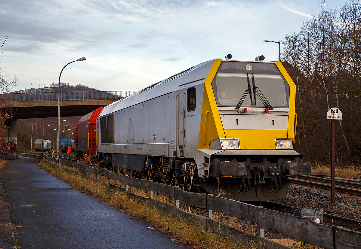 Die an die KSW (Kreisbahn Siegen-Wittgenstein) vermietete Voith Maxima 30 CC – VTLT 263 005-5 (92 80 1263 005-1 D-VTLT) der Voith Turbo Lokomotivtechnik GmbH & Co. KG, steht am 10.12.2021 mit einem sehr langen Übergabegüterzug (leer Wagen) auf dem KSW Rbf Herdorf (Betriebsstätte Freien Grunder Eisenbahn - NE 447) zur Abfahrt bereit. Gleich geht es von Herdorf via Betzdorf und Siegen nach Kreuztal.

Nochmals ganz liebe Grüße an den sehr netten Lokführer und den Rangierbegleiter.
