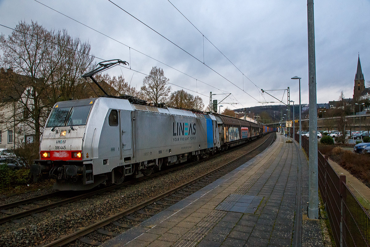 Die an die LINEAS Group NV/SA vermietete Railpool 186 445-3 (91 80 6186 445-3 D-Rpool) f�hrt am 07.01.2022, eigentlich mehr mit einem KLV-Zug, aber drei Habbins-Schiebewandwagen waren auch dran, durch den Bahnhof Kirchen (Sieg) in Richtung K�ln. Die Lineas Group nv/sa (ex B-Logistics, ex B Cargo) ist eine belgische Schieneng�tergesellschaft.

Die Bombardier TRAXX F140 MS(2E) wurde 2016 von Bombardier in Kassel unter der Fabriknummer 35299 gebaut und an die Railpool ausgeliefert. Die Multisystemlokomotive hat die Zulassungen bzw. besitzt die L�nderpakete f�r Deutschland, �sterreich, Schweiz, Italien, Belgien und die Niederland (D/A/CH/I/B/NL).

Die TRAXX F140 MS ist eine vierachsige Mehrsystem-Lokomotive mit einer Leistung von 5.600 kW f�r den grenz�berschreitenden Einsatz. Die Lokomotive bef�rdert haupts�chlich G�terz�ge auf den europ�ischen Hauptstrecken und kann in allen Stromsystemen eingesetzt werden. Im G�terverkehr wird eine H�chstgeschwindigkeit von 140km/h erreicht.

Technische Daten:
Spurweite: 1.435 mm
Achsanordnung: Bo’Bo’
Umgrenzungsprofil: UIC 505-1
L�nge �ber Puffer: 18.900 mm
Drehzapfenabstand: 10.440 mm
Achsabstand im Drehgestell: 2.600 mm
Dienstgewicht: ca. 86 t (abh�ngig von L�nderpaketen)
Anzahl Fahrmotoren: 4
Max. Leistung: 5.600 kW
Max. Anfahrzugkraft: 300 kN
Antriebssystem: Tatzlagerantrieb
zul. H�chstgeschwindigkeit: 140 km/h (in Deutschland 160 km/h)
Netzspannungen: 25 kV 50 Hz AC, 15 kV 16,7 Hz AC, 3 kV und 1,5 kV DC
