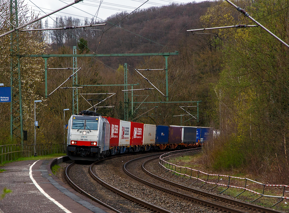 Die an die LINEAS Group NV/SA vermietete 186 504 (91 80 6186 504-7 D-Rpool) fährt am 08.04.2022 mit einem KLV-Zug durch den Bf Scheuerfeld (Sieg) in Richtung Siegen.

Die Bombardier TRAXX F140 MS(2E) wurde 2018 von Bombardier in Kassel unter der Fabriknummer KAS 35553 gebaut und an die Railpool ausgeliefert. Die Multisystemlokomotive hat die Zulassungen bzw. besitzt die Länderpakete für Deutschland, Österreich, Schweiz, Italien, Belgien und die Niederland (D/A/CH/I/B/NL).
