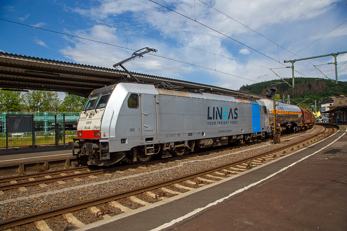 Die an die LINEAS Group NV/SA vermietete 186 446-1 (91 80 6186 446-1 D-Rpool) fährt am 09.06.2022 mit einem gemischten Güterzug durch den Bahnhof Betzdorf (Sieg) in Richtung Köln.

Die Bombardier TRAXX F140 MS(2E) wurde 2017 von Bombardier in Kassel unter der Fabriknummer 35401 gebaut und an die Railpool ausgeliefert. Die Multisystemlokomotive hat die Zulassungen bzw. besitzt die Länderpakete für Deutschland, Österreich, Schweiz, Italien, Belgien und die Niederland (D/A/CH/I/B/NL).