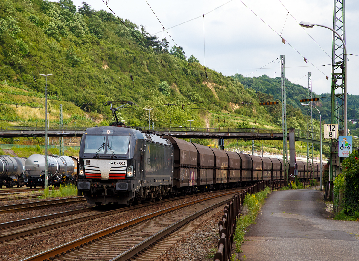 
Die an die NIAG (Niederrheinische Verkehrsbetriebe AG) vermietete MRCE X4 E - 862 (91 80 6193 862-0 D-DISPO) fährt am 16.06.2017 mit einem Schüttgutwagenzug durch Linz am Rhein in Richtung Norden. 

Die Siemens Vectron AC wurde 2014 von Siemens in München unter der Fabriknummer 21925 gebaut und an die MRCE (Mitsui Rail Capital Europe GmbH) in München geliefert.