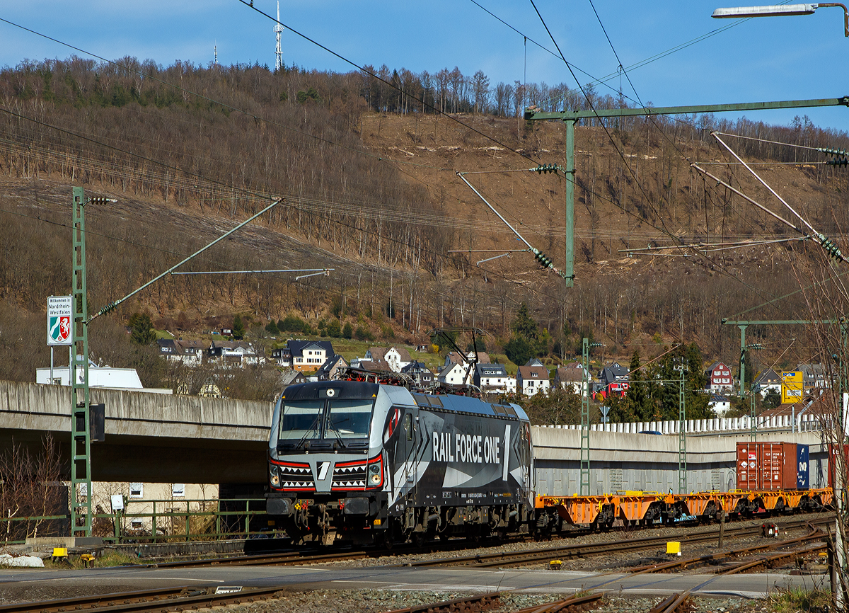 Die an die niederländische Rail Force One B.V. (Rotterdam) vermietete Siemens Vectron MS 193 623-6 (91 80 6193 623-6 D-DISPO) der MRCE Dispolok GmbH (München) fährt am 29.03.2021, mit einem KLV-Zug, durch Niederschelden auf der Siegstrecke in Richtung Köln.

Die Siemens Vectron MS wurde 2018 von Siemens Mobility GmbH in München-Allach unter der Fabriknummer 22503 gebaut und an die MRCE als X4 E – 623 geliefert. Diese Vectron Lokomotive ist als MS – Lokomotive (Mehrsystemlok) mit 6.400 kW konzipiert und zugelassen für Deutschland, Österreich, Ungarn, Polen, Tschechien, Slowakei, Rumänien und die Niederlande (D/A/H/PL/CZ/SK/RO/NL), sie hat eine Höchstgeschwindigkeit von 200 km/h.