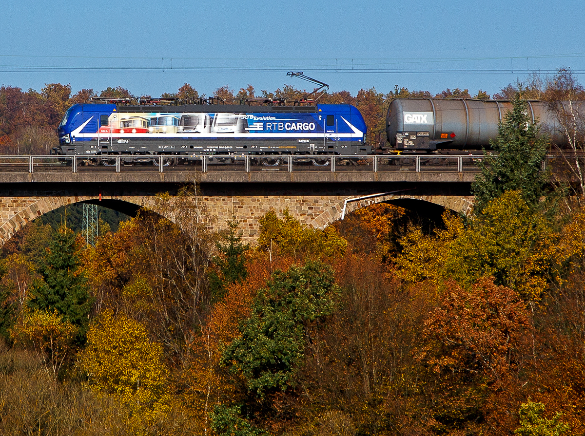 Die an die RTB Cargo - Rurtalbahn Cargo vermietete Siemens Vectron MS 193 565 (91 80 6193 565-9 D-ELOC) der ELL Germany GmbH (European Locomotive Leasing) fährt am 28.10.2021 mit einem langen Kesselwagenzug über den Rudersdorfer Viaduk in Richtung Siegen.

Die Siemens Vectron MS der Variante A54 - 6.4 MW wurde 2020 von Siemens in München-Allach unter der Fabriknummer 22875 gebaut. Sie hat die Zulassungen für Deutschland, Österreich, Ungarn, Rumänien, Belgien und die Niederlande. Nach meiner Sichtung sind auch Polen, Tschechien und die Slowakei vorgesehen, aber diese (SK/PL/CZ) sind noch durchgestrichen.