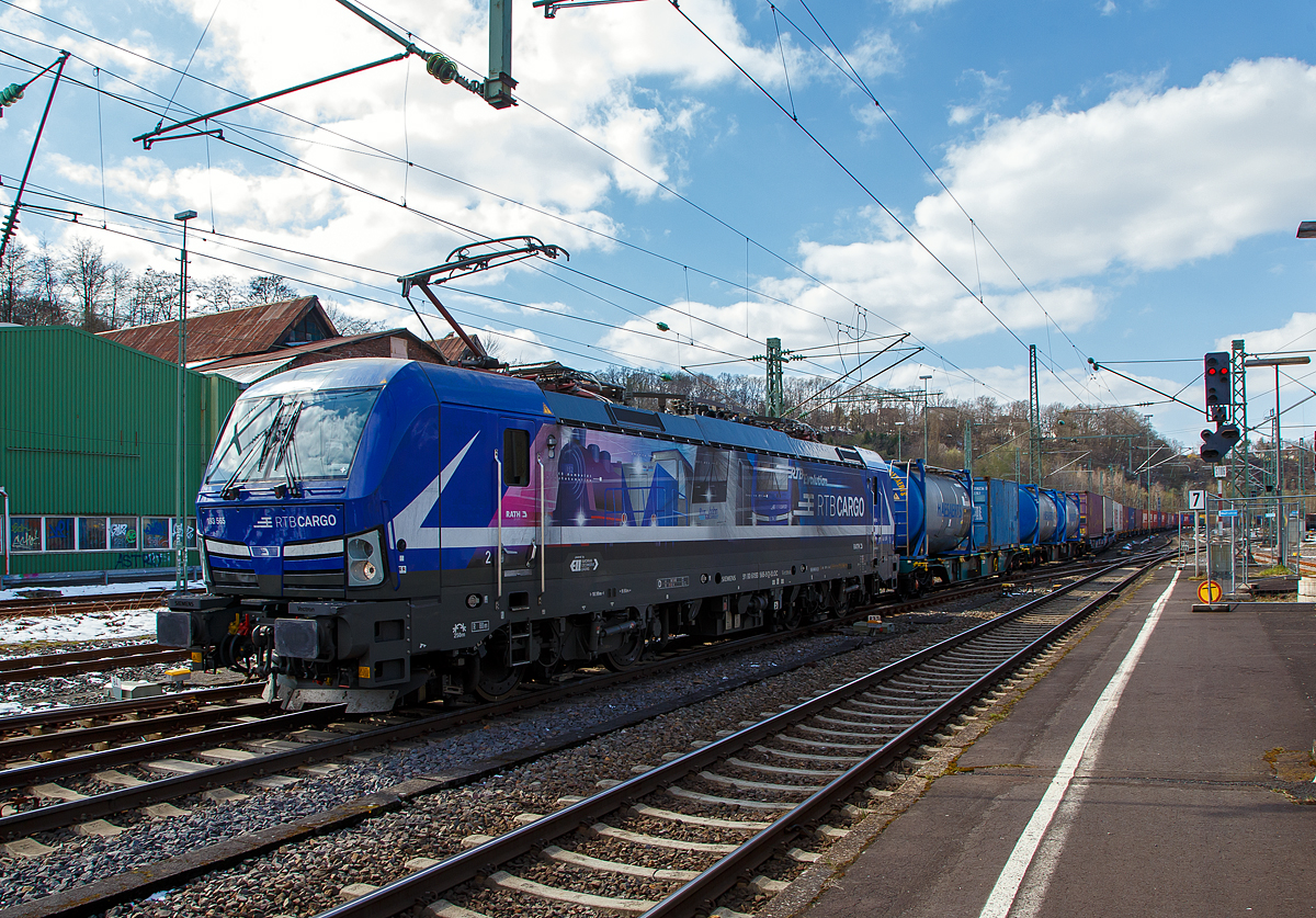 Die an die RTB CARGO vermietete Siemens Vectron MS 193 565 (91 80 6193 565-9 D-ELOC) der ELL Germany GmbH (European Locomotive Leasing) fährt am 08.04.2021 mit einem langen KLV-Zug durch Betzdorf (Sieg) in Richtung Siegen.

Die Siemens Vectron MS der Variante A54 - 6.4 MW wurde 2020 von Siemens in München-Allach unter der Fabriknummer 22875 gebaut. Sie hat die Zulassungen für Deutschland, Österreich, Ungarn, Rumänien, Belgien und die Niederlande. Nach meiner Sichtung sind auch Polen, Tschechien und die Slowakei vorgesehen, aber diese (SK/PL/CZ) sind noch durchgestrichen.