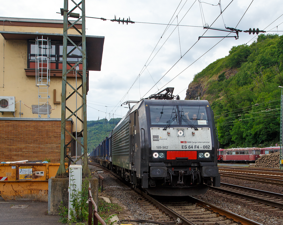 
Die an die SBB Cargo International AG vermietete MRCE ES 64 F4 - 082 bzw. 189-982 (91 80 6189 982-2 D-DISPO) mit einem Containerzug durch Linz am Rhein in Richtung Süden. 