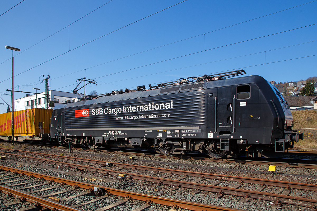 Die an die SBB Cargo International AG vermietete MRCE ES 64 F4 - 084 bzw. 189-984 / LZB 189 984-8 (91 80 6189 984-8 D-DISPO, Class 189 VE) fährt am 24.03.2021, mit einem KLV-Zug auf der Siegstrecke (KBS 460) durch Niederschelden in Richtung Siegen.

Die Siemens EuroSprinter wurde 2009 von Siemens in München unter der Fabriknummer 21637 gebaut.

Die BR 189 (Siemens ES64F4) hat eine Vier-Stromsystem-Ausstattung. Sie ist in allen vier in Europa üblichen Bahnstromsystemen einsetzbar. Diese hier hat die Variante E und besitzt die Zugbeeinflussungssysteme LZB/PZB, ETCS, SCMT, ZUB, INTEGRA und ATB für den Einsatz in Deutschland, Österreich, Schweiz, Italien, Niederlande, Slowenien und Rumänien.
Die Stromabnehmerbestückung ist folgende:
Pos. 1: CH, FR (AC), LU (AC), BE (AC)
Pos. 2: IT, SI, HR (DC)
Pos. 3: NL (DC), CZ (DC), FR (DC), SK, LU (DC)
Pos. 4: DE, AT, NL (AC), DK, CZ (AC), HR (AC), HU, RO