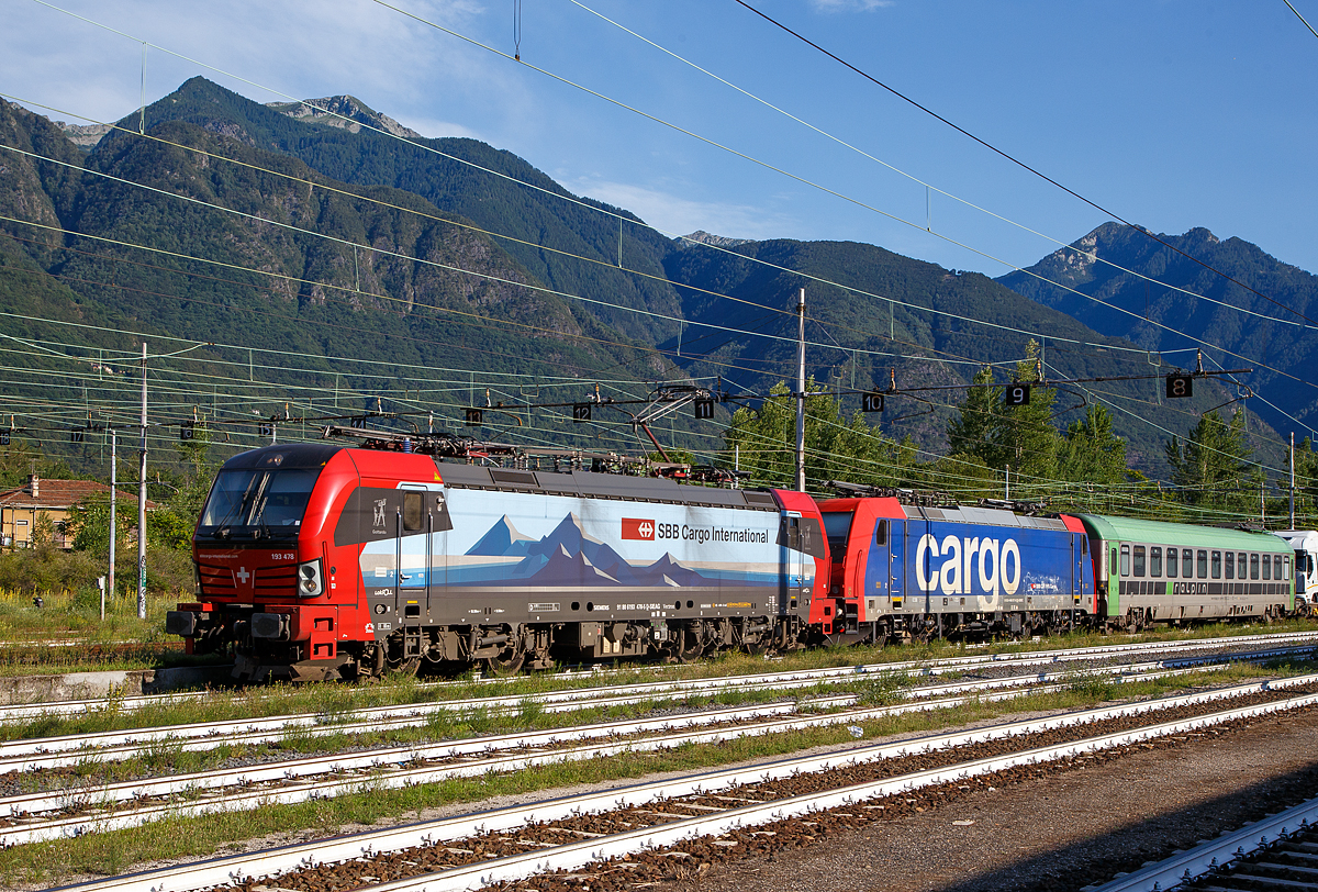 Die an die SBB Cargo International AG vermietete Vectron 193 478-5  Gottardo  (91 80 6193 478-5 D-SIEAG) der LokRoll AG erreicht am 02.08.2019 mit der kalten SBB Cargo Re 484 017-9 / E 484.017 SR (91 85 4484 017-9 CH-SBBC) und einem RAlpin-ROLA-Zug aus Novara den Rbf Domodossola. 

Die Siemens Vectron MS (193 478) wurde 2018 von Siemens Mobilitiy in M�nchen-Allach unter der Fabriknummer 22323 gebaut. Die Vectron AC hat eine Leistung von 6,4 MW und ist Zugelassen in Deutschland, �sterreich, Schweiz und Italien. 

Unter Einbindung des Infrastrukturfonds von der Reichmuth Infrastruktur Schweiz AG hat die LokRoll AG (Luzern) bei Siemens 18 Mehrsystem-Lokomotiven des Typs Vectron gekauft. Sie sind f�r den grenz�berschreitenden Verkehr auf dem Korridor Deutschland, �sterreich, Schweiz und nach Italien vorgesehen. Zus�tzlich zu den nationalen Zugsicherungssystemen sind alle Lokomotiven mit dem europ�ischen Zugsicherungssystem ETCS ausgestattet. Die Loks verf�gen �ber eine maximale Leistung von 6.400 KW und eine H�chstgeschwindigkeit von 160 km/h. LokRoll hat die Lokomotiven f�r 15 Jahre an die SBB Cargo International verleast, eingestellt sind sie in Deutschland durch die Siemens Mobility (M�nchen), Eigent�mer ist jedoch LokRoll AG (Luzern). SBB Cargo International geh�rt zu 75% der SBB-G�terverkehrstochter SBB Cargo und zu 25% der Hupac AG, die im kombinierten Verkehr Stra�e-Schiene aktiv ist.