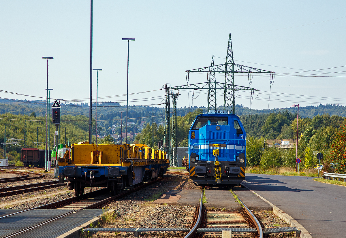 Die an die SLG Spitzke Logistik GmbH vermietete und der Vossloh Locomotives GmbH gehörende G 12 - SP - 012 (92 80 4120 001-7 D-VL) im am 12.09.2015, mit einem  Schienenwechselzug (Schienenwechselsystem) „Railer 3000“ von Vossloh Rail Service, beim ICE-Bahnhof Montabaur abgestellt. 

Die Vossloh G 12 wurde 2010  von Vossloh in Kiel unter der Fabriknummer 5001919  gebaut und bereits auf der InnoTrans 2010 präsentiert.  Seit 2017 gehört sie der KAF Falkenhahn Bau AG (Kreuztal) und trägt neben der NVR-Nummer 92 80 4120 001-7 D-KAF den Namen  Karl August .

Links steht die Langschienentransporteinheit TE 633 vom Typ Robel 40.61 – TE, der Vossloh Mobile Railservices GmbH.
