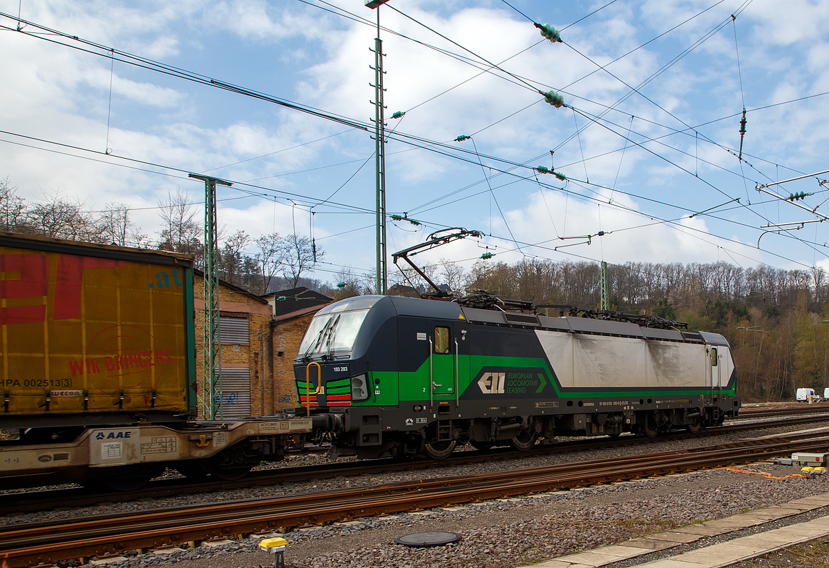Die an die TX Logistik AG (Troisdorf) vermietete Siemens Vectron MS 193 283 (91 80 6193 283-9 D-ELOC) der European Locomotive Leasing, f�hrt am 13.04.2021 mit einem KLV-Zug durch den Bahnhof Betzdorf (Sieg) in Richtung K�ln. 

Die Siemens Vectron MS wurde 2016 von Siemens Mobilitiy in M�nchen-Allach unter der Fabriknummer 22277 gebaut. Diese Vectron Lokomotive ist als MS – Lokomotive (Multisystem-Variante) mit 6.400 kW (Fahren und Netzbremse) konzipiert und zugelassen f�r Deutschland, �sterreich, Schweiz, Italien und die Niederlande (D-A-CH-I-NL). So ist es m�glich ohne Lokwechsel vom Mittelmeer die Nordseeh�fen Rotterdam oder Hamburg anzufahren.

Folgende Zugsicherungssysteme	sind verbaut: ETCS BaseLine 3, sowie f�r Deutschland (PZB90 / LZB80 (CIR-ELKE I)), f�r �sterreich (ETCS Level 1 mit Euroloop, ETCS Level 2, PZB90 / LZB80), f�r die Schweiz (ETCS Level 2, ZUB262ct, INTEGRA), f�r Italien (SCMT) und die Niederlande (ETCS Level 1, ETCS Level 2, ATB-EGvv).

