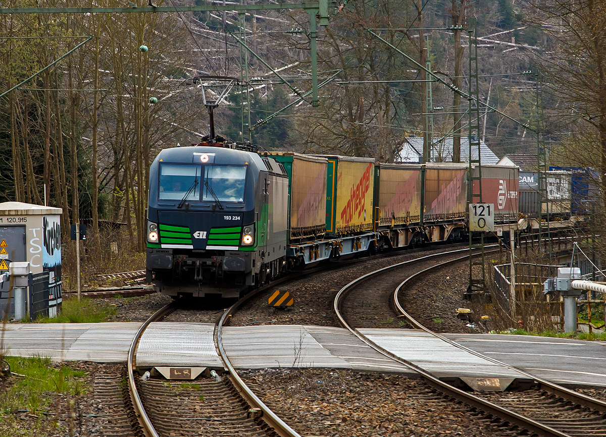 Die an die TX Logistik AG (Troisdorf) vermietete Siemens Vectron AC 193 234 (91 80 6193 234-2 D-ELOC) der European Locomotive Leasing, f�hrt am 20.04.2021 mit einem KLV-Zug durch Kirchen (Sieg) in Richtung Siegen. 

Die Siemens Vectron AC  wurde 2016 von Siemens Mobilitiy in M�nchen-Allach unter der Fabriknummer 21978 gebaut. Diese Vectron Lokomotive ist als AC– Lokomotive (Wechselstrom-Variante) mit 6.400 kW konzipiert und zugelassen f�r Deutschland, �sterreich, Ungarn und Rum�nien (D/A/H/RO).