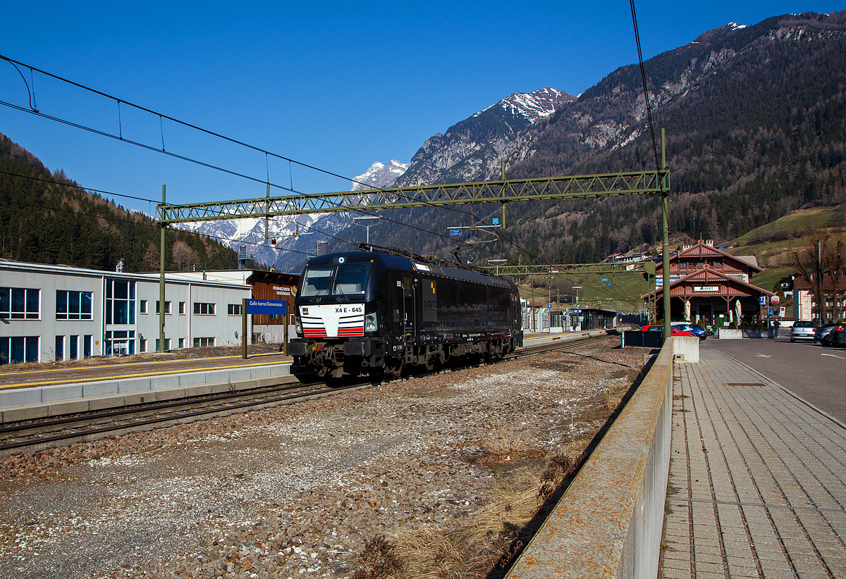 Die an die TX Logistik AG (Troisdorf) vermietete Siemens Vectron MS - X4 E - 645 bzw. 193 645 (91 80 6193 645-9 D-DISPO) der MRCE Dispolok GmbH (München) fährt am 28.03.2021 auf Tfzf (Triebfahrzeugfahrt) vom Brenner/Brennero kommend durch den Bahnhof Gossensaß/Colle Isarco in Richtung Verona.

Die Siemens Vectron MS - 6.4 MW wurde 2016 von Siemens in München-Allach unter der Fabriknummer 22169 gebaut. Sie hat die Zulassungen für Deutschland, Österreich und Italien, sie hat eine Höchstgeschwindigkeit von 160 km/h.