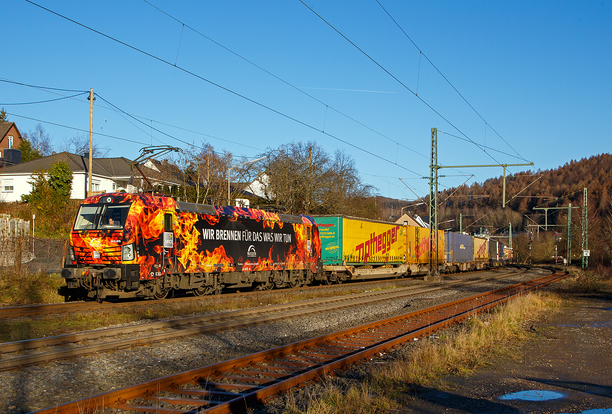 Die an die TXLogistik AG (Bad Honnef) vermietete Siemens Vectron AC - X4 E-878 bzw.193 878-6  “WIR BRENNEN FÜR DAS WAS WIR TUN“ (91 80 6193 878-6 D-DISPO) der MRCE Dispolok GmbH (München) fährt am 18.12.2020 mit einem KLV-Zug durch Mudersbach (nähe Bf. Brachbach) in Richtung Köln.

Die Siemens Vectron AC wurde 2015 von Siemens Mobility GmbH in München-Allach unter der Fabriknummer 21940 gebaut und an die MRCE - Mitsui Rail Capital Europe GmbH (München) als X4 E – 878 geliefert. Diese Vectron Lokomotive ist als AC – Lokomotive (Wechselstrom-Variante) mit 6.400 kW konzipiert und zugelassen für Deutschland, Österreich, Ungarn und Rumänien, sie hat eine Höchstgeschwindigkeit von 160 km/h.
