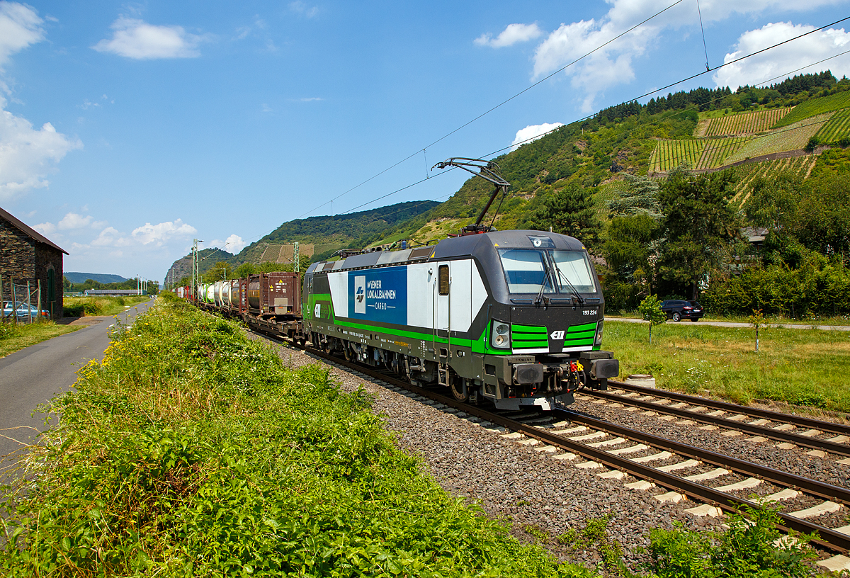 
Die an die WLC - Wiener Lokalbahnen Cargo GmbH vermietete 193 224 (91 80 6193 224-3 D-ELOC) der ELL - European Locomotive Leasing fährt am 14.07.2018 mit einem Containerzug durch Leutesdorf in Richtung Süden.  

Die Vectron AC wurde 2015 von Siemens unter der Fabriknummer 21944 gebaut.  Die Lok ist zugelassen für Deutschland, Österreich, Ungarn und Rumänien inklusive ETCS, sie hat eine Höchstgeschwindigkeit von 160 km/h und eine Leistung von 6.400 kW.