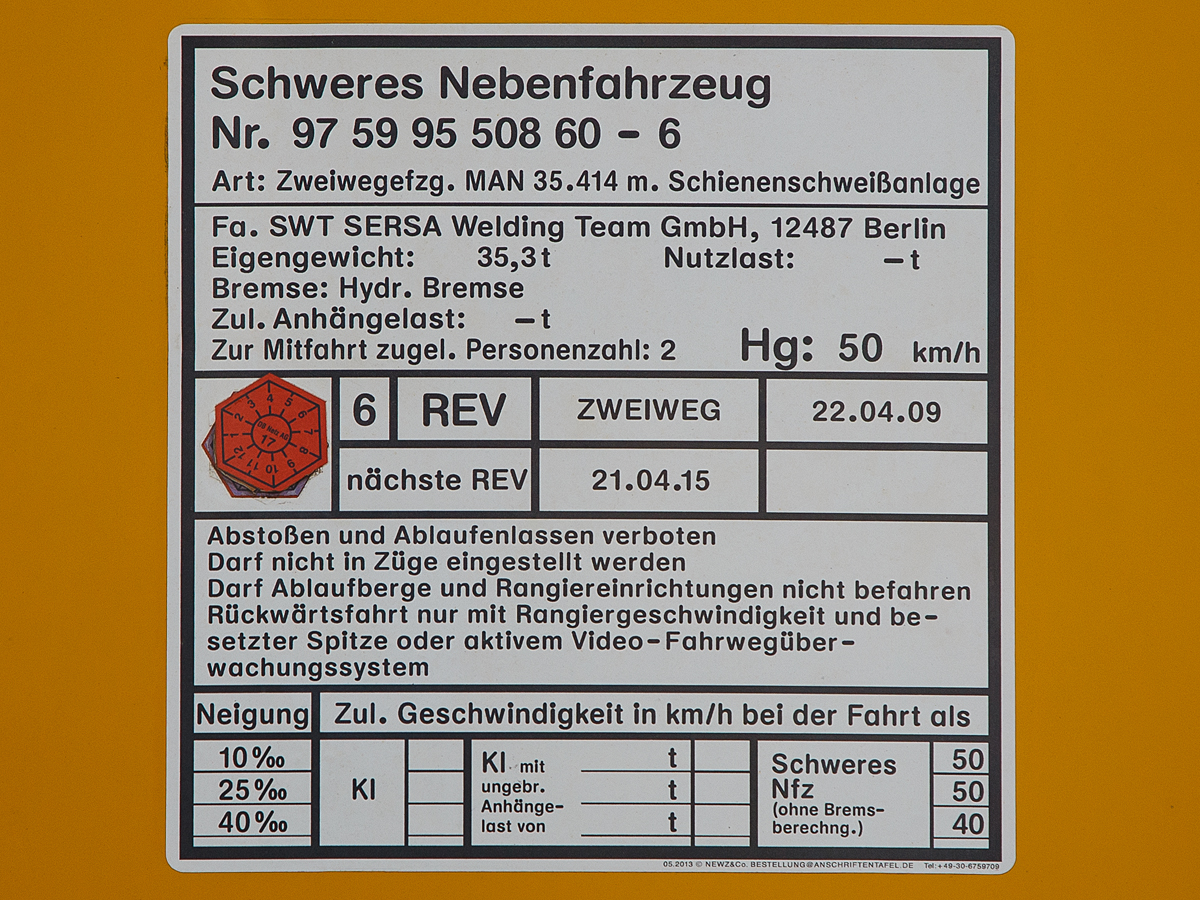 
Die Anschriftentafel von dem Zweiwegefahrzeug MAN 35.414 mit Scheinenschwei�anlage (Schlatter Abbrennstumpfschweissanlage), Schweres Nebenfahrzeug Nr. 97 59 95 508 60-6, der SWT SERSA Welding Team GmbH (Berlin), abgestellt am 25.03.2017 beim ICE-Bahnhof Montabaur.