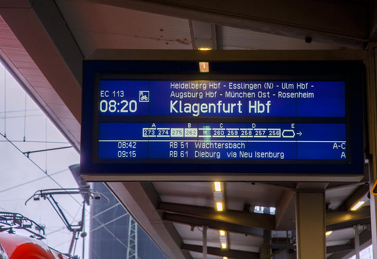 Die Anzeigentafel am Bahnsteig 10 im Hauptbahnhof Frankfurt am Main an 10.09.2022.

Sie zeigt den EC 113 „Blauer Enzian“ (Frankfurt am Main - M�nchen - Salzburg - Klagenfurt, mit Kurswagen nach Zagreb). Die Anzeige ist nicht ganz richtig, da im Sandwich gefahren wird, fehlt die zweite Lok.
