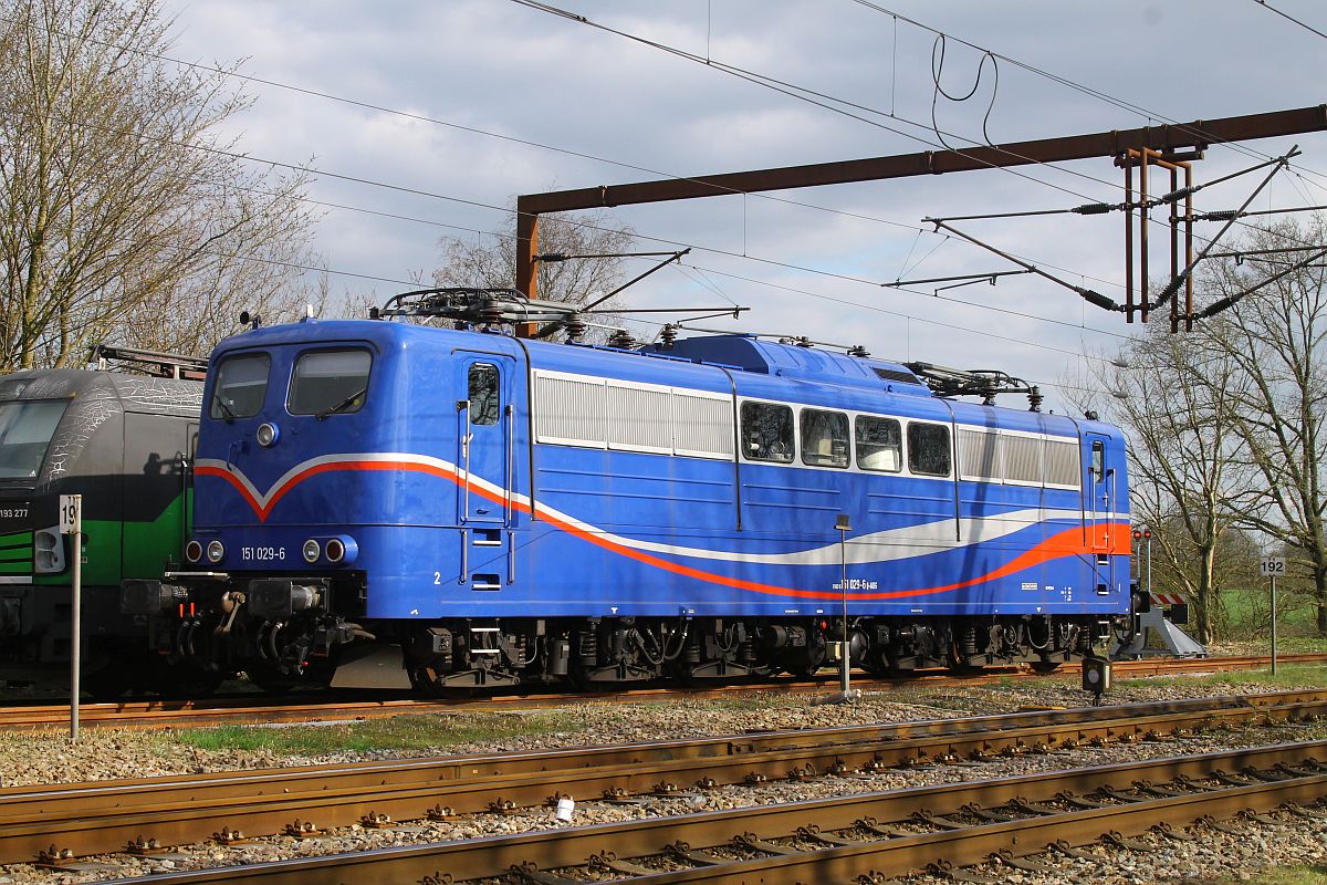 Die auffällig neue Lackierung der 151 mit der NVR Nr.91806151 029-6 D-ABEG war ein weiteres Foto wert, Pattburg 08.04.2025