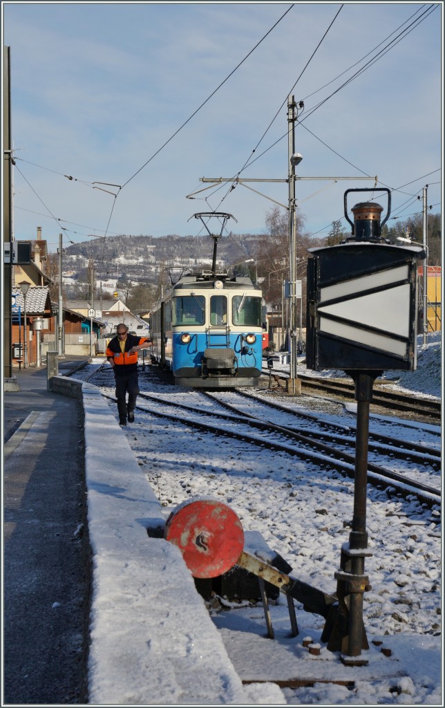 Die aus Sicherheitsgründen immer auf Ablenkung stehende Einfahrweiche der B-C verhindert zur Freude des Fotografen eine stopfreie Durchfahrt in Blonay. 
6. März 2016