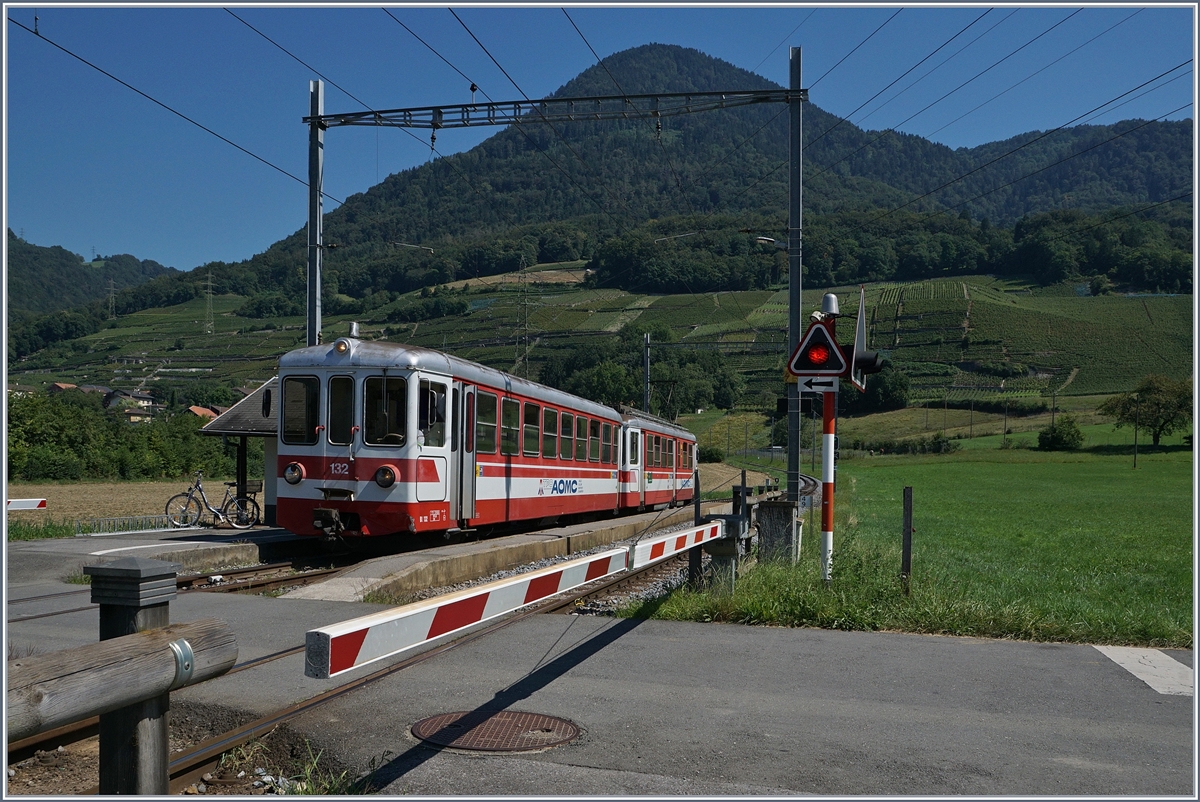 Die Barrieren sind geschlossen,  Freie Fahrt  f�r den AOMC Regionalzug in Villy Richtung Monthey Ville.
Doch es ist eine der letzten Fahrten des AOMC Zuges, denn er (und praktisch alle andern Fahrzeuge der AOMC) wurden kurz darauf durch die neuen Stadler GTW Beh 2/6  Surf  ersetzt.
26. Aug. 2016 