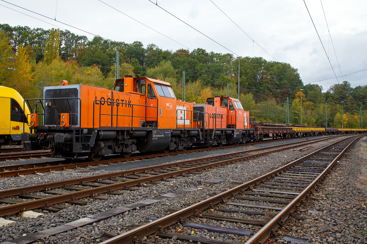 
Die BBL Logistik 01 alias 214 002-8 (92 80 1214 002-8 D-BBL) und die BBL Logistik 15 alias 214 026-7 (92 80 1214 026-7 D-BBL) stehen am 19.10.2019 mit einem Altgleiszug in Betzdorf (Sieg). 

Beide Loks der BBL Logistik GmbH (Lüneburg) sind ex DB V 100.20 die gemäß Umbaukonzept  BR 214   in diese umgebaut wurden.

Lebensläufe:
Die Spenderlok BBL 01 (214 002-8) wurde 1964 von Arnold Jung Lokomotivfabrik GmbH, Jungenthal bei Kirchen an der Sieg, unter der Fabriknummer 13672 gebaut und als V 100 2196 an die Deutsche Bundesbahn geliefert. 1968 erfolgte die Umzeichnung in DB 212 196-0, als diese fuhr sie bis zur Ausmusterung 1995. 
Im Jahr  2007 erfolgte der Umbau durch Gmeinder Lokomotivenfabrik GmbH in Mosbach, gemäß Umbaukonzept  BR 214  der Alstom Lokomotiven Service GmbH. 2008 ging sie an die NbE - Nordbayerische Eisenbahngesellschaft mbH und 2016 kam sie dann zur BBL Logistik GmbH.

Die Spenderlok BBL 15 (214 026-7) wurde 1965 von MaK in Kiel unter der Fabriknummer 1000335 	gebaut und als V 100 2288 an die Deutsche Bundesbahn geliefert. 1968 erfolgte die Umzeichnung in DB 212 288-5, als diese fuhr sie bis zur Ausmusterung 2001.
Im Jahr  2013 erfolgte der Umbau durch ALS - Alstom Lokomotiven Service GmbH in Stendal gemäß Umbaukonzept  BR 214  und 2015 ging sie an die BBL Logistik GmbH.
