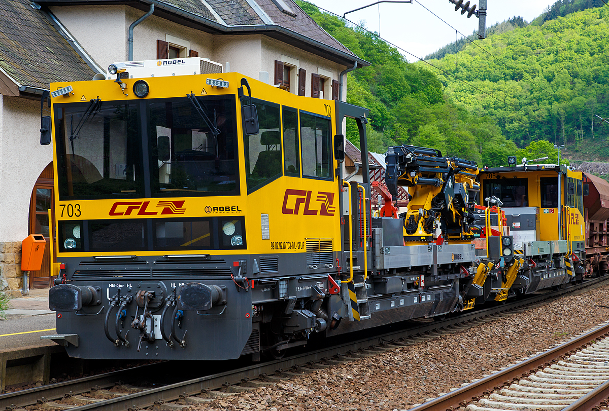 
Die beiden CFL IF Robel 703 (99 82 9210 703-9 L-CFLIF) und 705 (99 82 9210 705-4 L-CFLIF) sind am 14.05.2016 mit einem Schotterzug im Bahnhof von Goebelsmühle (Giewelsmillen) abgestellt. Obwohl die Robel vom Typ 54.22 54.22 Interventions- und Instandhaltungsfahrzeuge sind, eigen sie sich mit ihrer Leistung von á 500 kW, auch bestens als Lokomotiven. 

TECHNISCHE DATEN: 
Hersteller: ROBEL Bahnbaumaschinen GmbH, Freilassing (D) 
Typ: 54.22 (CFL BR 700) 
Baujahr: 2010 
Spurweite: 1.435 mm
Achsfolge:  B
Länge über Puffer  15.100 mm
Achsabstand: 9.000   
Laufraddurchmesser: 920 mm
Eigengewicht: 36,5 t
Nutzlast: 6 t (bei Streckenlasse D)
Angängelast: bis zu 1.062 t
Leistung:  500 KW
Höchstgeschwindigkeit:  100 km/h
Kleinster befahrbarer Gleisbogen: R=150 m 
