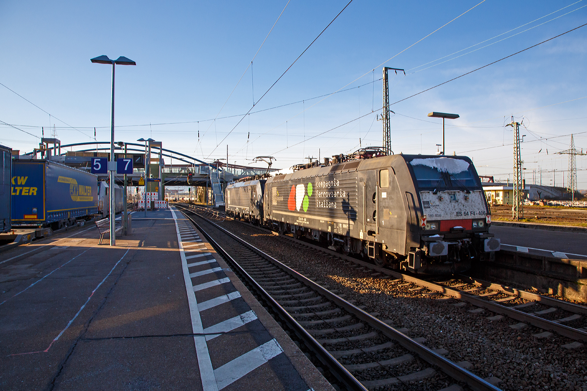 Die beiden MRCE Dispoloks, vorne die in Deutschland registrierte  189 934-3 / ES 64 F4-034 (91 80 6189 934-3 D-DISPO Class 189-VD) und die kalte in Italien registrierte und an die Compagnia Ferroviaria Italiana (CFI) vermietete 189 406-8 / ES 64 F4-406 (91 83 2189 406-8 IT-CFI Class 189-VI) fahren am 29.12.2017 als Lz durch den Bf Weil am Rhein in Richtung Schweiz.

Auch wenn beide von der Nummerierung weit auseinander liegen, so wurden die beiden, nach den Fabriknummern zu urteilen, relativ zeitgleich von Siemens in München im Jahr 2008 gebaut.
Die 189 934-3 / ES 64 F4-034 unter der Fabriknummer 21478 und 
die 189 406-8 / ES 64 F4-406 unter der Fabriknummer 21477.
Ein netten Gruß an den freundlichen Lokführer zurück.
