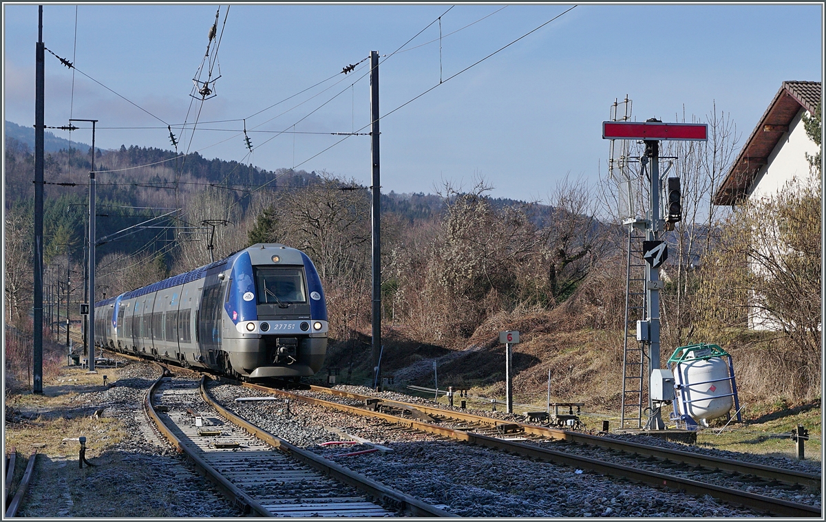 Die beiden SNCF Z 27751 und 27755 erreichen den Bahnhof St-Pierre-en-Faucigny, wo der TER von Lyon nach St-Gervais Les Bains-Le-Fayette unterwegs durchfährt. Ich diese Leistung im Fahrplan nicht gefunden somit könnte es sich also um eine (Ferien)-Zusatzleistung handeln. Links im Bild zeigt sich das Ausfahrt-Formsignal, mit welchen noch zahlreiche Bahnhöfe der Strecken ausgerüstet sind, doch sind Bestrebungen im Gange diese Signale in nicht allzu weiter Zukunft zu ersetzen. 

12. Februar 2022