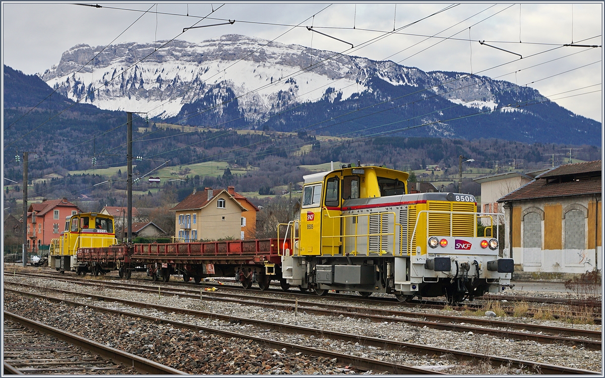 Die beiden Y 8507 und Y 8705 bereiten sich in La Roche sur Foron mit den beiden Dienstgüterwagen für ihre Fahrt vor. 

13. Februar 2020
