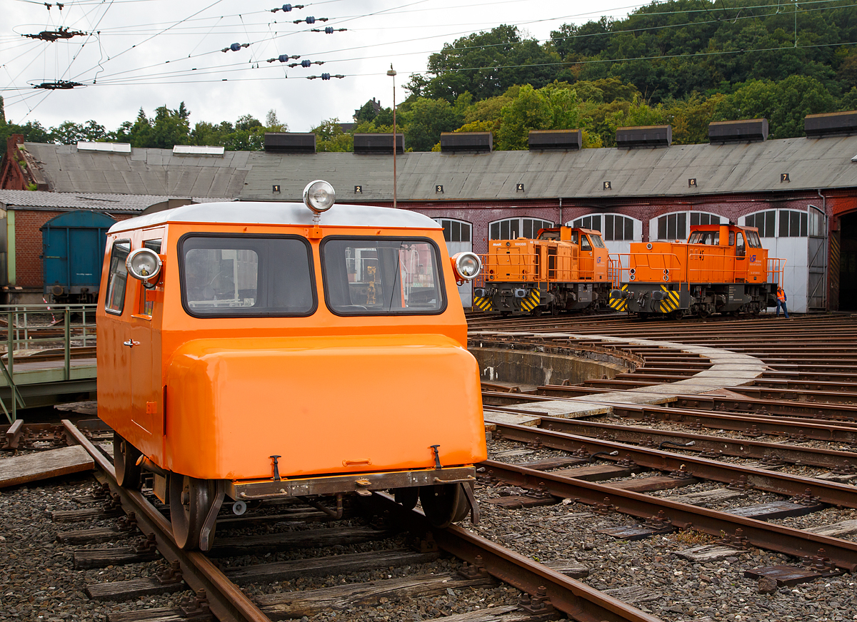 
Die Beilhack D 3-Draisinen (analog DB Klv 12), ex HzL (Hohenzollerische Landesbahn AG), ex Stadt Blumberg  1  (Sauschwänzlebahn  bzw. Wutachtalbahn), wird am 20.08.2016 beim Lokschuppenfest vom Südwestfälischen Eisenbahnmuseums in Siegen präsentiert. In Siegen ist sie z.Z. zur Aufarbeitung, die HzL-Grundlackierung hat sie bereit, es fehlt noch die Verzierung.

Der Klv 12 (Klv = Kleinwagen mit Verbrennungsmotor) bzw. die Draisine vom Typ  D3 , Bauart 120 wurde 1960 von der  Maschinenfabrik Martin Beilhack GmbH (MB) in Rosenheim unter der Fabriknummer 3021 gebaut und an die HzL geliefert. Im Jahr 1980 ging sie an die Stadt Blumberg  1   für Sauschwänzlebahn  bzw. Wutachtalbahn), dort fuhr sie bis sie 2015 privat nach Bad Nauheim verkauft wurde.
Gerade bei den Draisinen boten die Hersteller zahlreiche firmeneigene Entwicklungen an. Dennoch wurden auch einige den DB-Typen entsprechende Fahrzeuge an Dritte abgesetzt. So sind aktuell mindestens zwei Lieferungen von D 3-Draisinen (analog DB Klv 12) von Beilhack an die Ewald-Kohle AG in Herten und an die Hohenzollerische Landesbahn AG bekannt.   

Die Geschichte der Bahnmeisterdraisine Klv 12 allgemein:
Mitte der 1950er Jahre besaß die noch junge Deutsche Bundesbahn (DB) für den leichten Streckenwartungsdienst die bis Ende der 40er Jahre gelieferten kleinen Motordraisinen und sogar noch unmotorisierten Gleisräder (Handhebel- und Fahrrad-Draisinen). Um diese zu ersetzen beschaffte die DB zwischen 1955 und 1962 bis zu 700 Bahnmeisterdraisinen (Bm-Draisine) der Baureihe Klv 12 (Typ  D3 , Bauart 120) mit den Betriebsnummern Klv 12-4301 bis Klv 12-4999 (Klv = Kleinwagen mit Verbrennungsmotor).

Geliefert wurden diese Draisinen in mehreren Bauserien von den Firmen Martin Beilhack (MB), Draisinenbau Hamburg Dr. Alpers (DH), Frankfurter Karosserie-Fabrik Friedrich Schmitt (FKF), Industriewerke Karlsruhe (IWK) und Sollinger Hütte (SH). Bis auf die sich im Laufe der Lieferungen veränderte Ausführung der Motorhauben (3 Hauptvarianten) waren die gelieferten Fahrzeuge weitgehend gleich. Aus dieser erfolgreichen Konstruktion wurden auch die BA-Draisinen der Baureihe Klv 11 (Typ „GBA 2“, Bauart 110) entwickelt, welche in 79 Exemplaren von 1958 bis 1961 an die DB geliefert wurden.

Eingesetzt wurden die Klv 12 im gesamten DB-Streckennetz von Bahn- (Bm), Nachrichten- (Nm) und Signalmeistereien (Sigm) für leichte Arbeiten. Der Fahrer konnte mit einer Klv 12 bis zu 6 Kollegen bzw. 750 kg Werkzeug und Material direkt an eine Baustelle bringen. Von einem 28 PS starken VW-Industrie-Boxermotor angetrieben war sie für eine Höchstgeschwindigkeit von 70 km/h zugelassen. Um die Fahrtrichtung zu wechseln, die Draisine auf der Baustelle aus dem Streckengleis zu entfernen oder im Heimatbahnhof in den oft im rechten Winkel zum Gleis angeordneten Draisinen-Schuppen zu bringen, musste die Klv 12 angehoben und gedreht werden. Hierfür ist unter dem Fahrzeugkasten zwischen den beiden Achsen eine mechanische Hebevorrichtung montiert. Diese wird über eine Handkurbel bedient, die unterhalb der Hecktür auf eine Gewindewelle gesteckt wird.
In den 1970er Jahren verfügten die Dienststellen für ihre Arbeiten über genügend größere Rottenkraftwagen und Straßenfahrzeuge, gleichzeitig grassierte auch noch das Nebenbahnsterben. Immer mehr Motordraisinen verloren durch Streckenstilllegungen ihre Einsatzfelder und oft durch Auflösung auch noch gleich ihre ganze Dienststelle. Die Bahndirektionen musterten die arbeits- und heimatlosen Fahrzeuge aus und überstellten sie „zur weiteren Verwendung“ an die Ausbesserungswerke (AW) Bremen und Nürnberg. Dort wuchsen die Reihen der zum Verkauf gesammelten Fahrzeuge stetig an. Viele der handlichen Fahrzeuge wanderten direkt in den Schrott-Container. Von den zum 31.12.1975 noch vorhandenen 280 Stück blieben bis zum 01.01.1980 nur 67 Bm-Draisinen im Bestand der DB. 1997 war es dann soweit und mit der Klv 12-4901 wurde in Kaiserslautern die letzte DB-Klv 12 ausgemustert.

Inzwischen hatten sich viele Eisenbahnfreunde dieser kleinen pflegeleichten Schienenfahrzeuge angenommen. So blieben ca. 47 Stück der Klv 12 mit ihrem typischen VW-Käfer-Motorgeräusch erhalten.

Technische Daten:
Hersteller: Maschinenfabrik Martin Beilhack GmbH (MB), Rosenheim
Baujahr: 1960
Fabrik-Nr.: 3021
Spurweite: 1.435 mm
Achsfolge:  1A
Karosserie:  3-türig
Länge:  3.350 mm
Breite: 2.000 mm
Höhe (über SO):  1.900 mm
Achsstand:  2.100 mm
Eigengewicht:  1.530 kg
Motor: luftgekühlter 4-Zylinder 4-Takt VW-Benzin-Motor 122
Hubraum: 1.192 ccm
Leistung:  20 kW (28 PS) bei 3.000 U/min
Höchstgeschwindigkeit:  80 km/h (technisch)
Schaltgetriebe: Prometheus AGN 7 (4 Gänge)
Wendegetriebe:  Prometheus WG 1-30
Bremse: Scheibenbremse, an allen 2 Achsen
Betriebsbremse:  Fußpedalbremse, mechanisch, auf alle 2 Achsen wirkend
Feststellbremse: Handhebelbremse, mechanisch, auf die Hinterachse wirkend
Tankinhalt: 40 l
zulässige Ladegewicht:  500 kg (+ 3 Personen)
zulässige Anhängelast:   2.250 kg
zugelassene Personen:   6 (davon 4 Notsitze) + 1 Fahrer
Sonstiges: mechanische Dreh- und Hebeeinrichtung