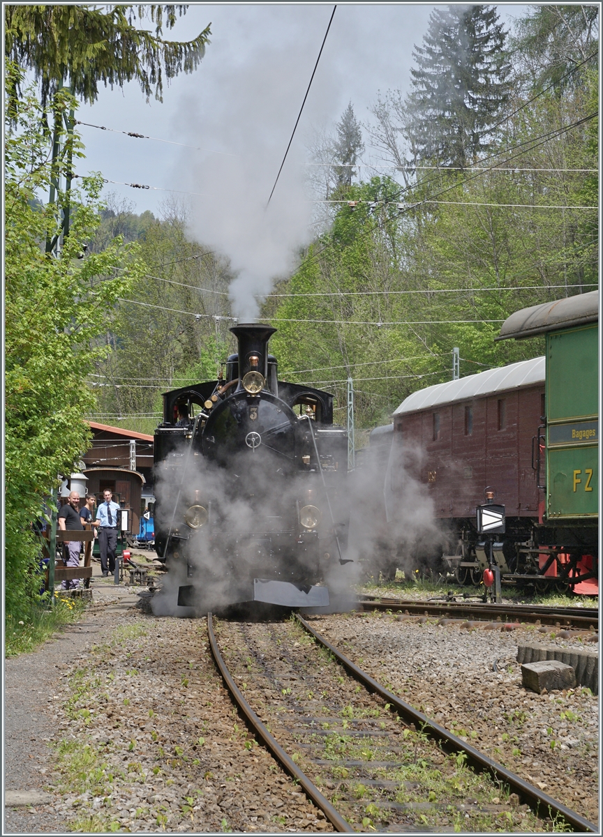 Die BFD HG 3/4 n° 3 auf der kurzen Fahrt vom  BW Chaulin  zum Museumsbahnhof.
Eine solche  Verfolgung  geht natürlich nur in einem Museumsbahnhof. Gestoppt wurde ich hier (dh. ich hielt von selbst an), da ich sah, dass ich sonst dem RAIL ONE Team ins Bild gelaufen wäre.

6. Mai 2023