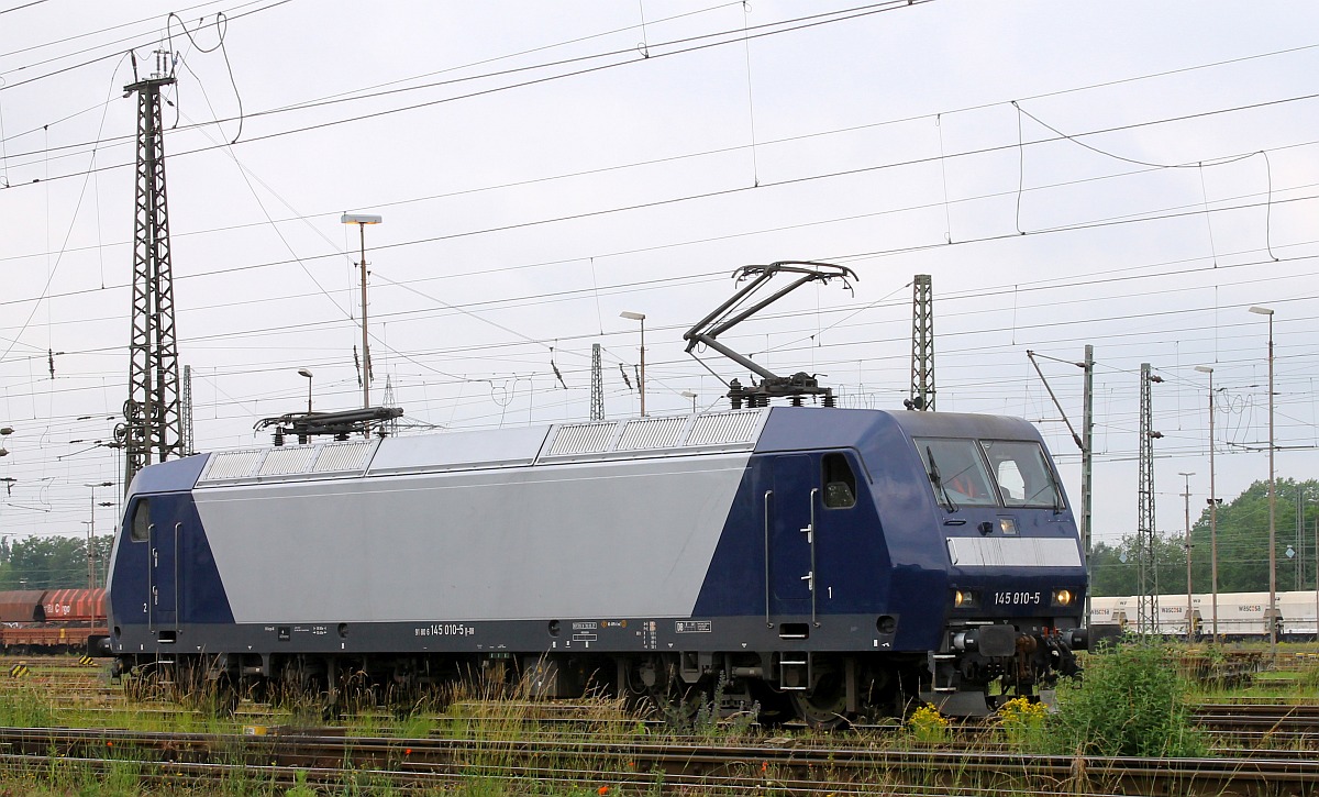 Die blau/silberne DB 145 010 verl��t ihre Warteposition, um eine neue Leistung zu �bernehmen, Oberhausen Rbf 09.06.2022