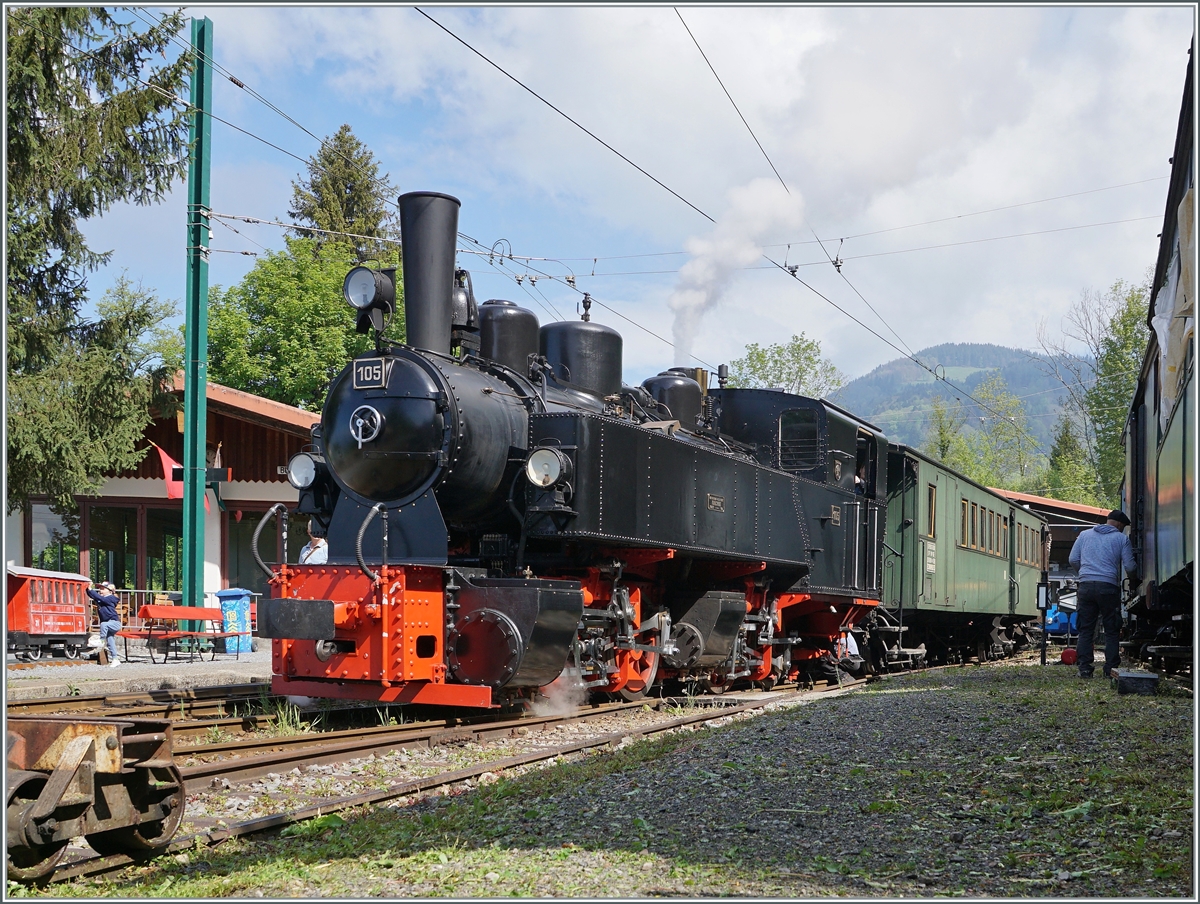 Die Blonay-Chamby Bahn G 2x 2/2 105 ist mit dem ersten Zug der Saison 2022 in Chaulin Musée eingetroffen. 

7. Mai 2022