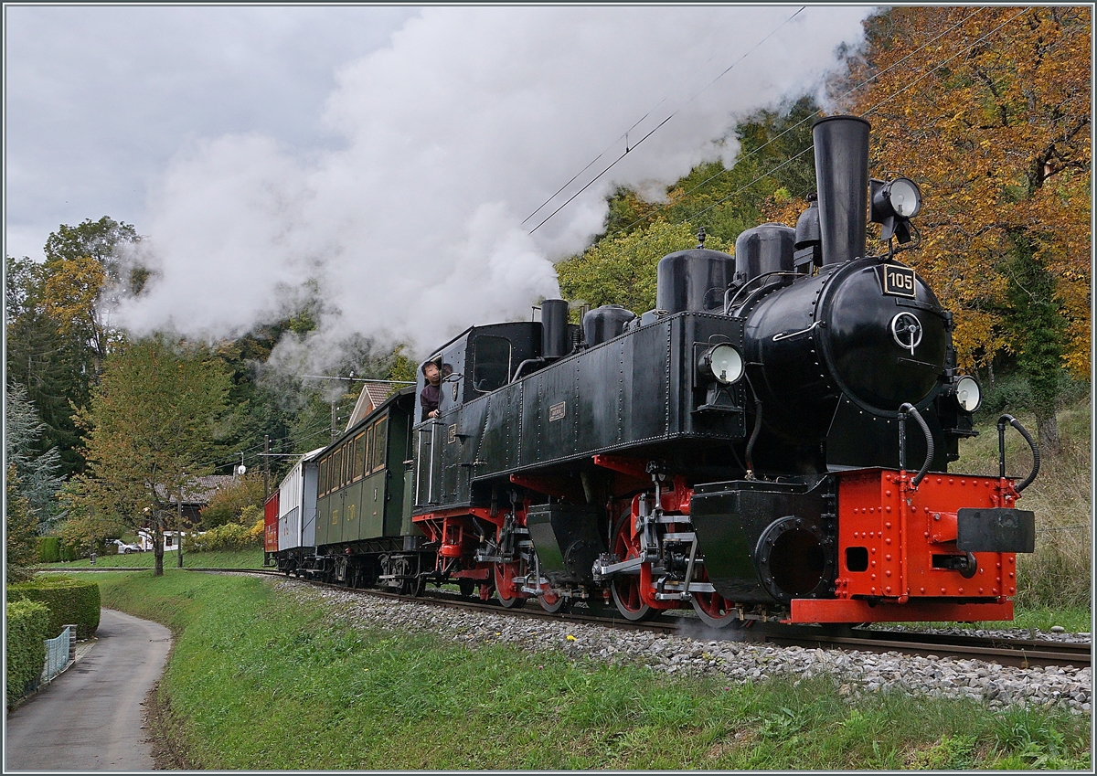 Die Blonay Chamby Bahn G 2x2/2 105 auf der Fahrt nach Chaulin kurz nach der Abfahrt in Blonay. 

11. Okt. 2020