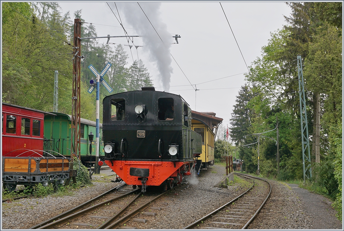 Die Blonay-Chamby G 2x 2/2 105 stellt in Chaulin  ihren Zug nach Blonay bereit; im Gegensatz zu den Flügelsignalen im Rangierbahnhof von Biel ist das im Hintergrund zu sehende Rangiersignal zur Zierde, andernfalls dürfte der Zug gar nicht rangieren. 

18. Mai 2019