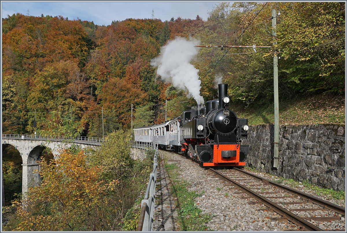 Die Blonay-Chamby G 2x 2/2 105 nimmt mit einem aus Wagen verschieden Bahngesellschaften zusammengestellten, aber doch einheitlich erscheinenden Reisezug bei Vers Chez Robert die Steigung nach Chamby in Angriff.

27. Okt. 2019